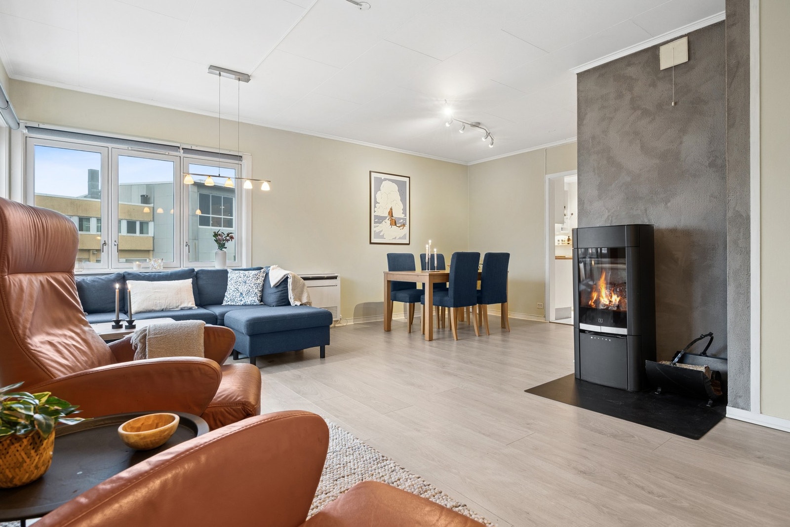 Leiligheten består av entré, romslig stue med peis og varmepumpe, separat kjøkken, bad og to gode soverom. Galleribilde