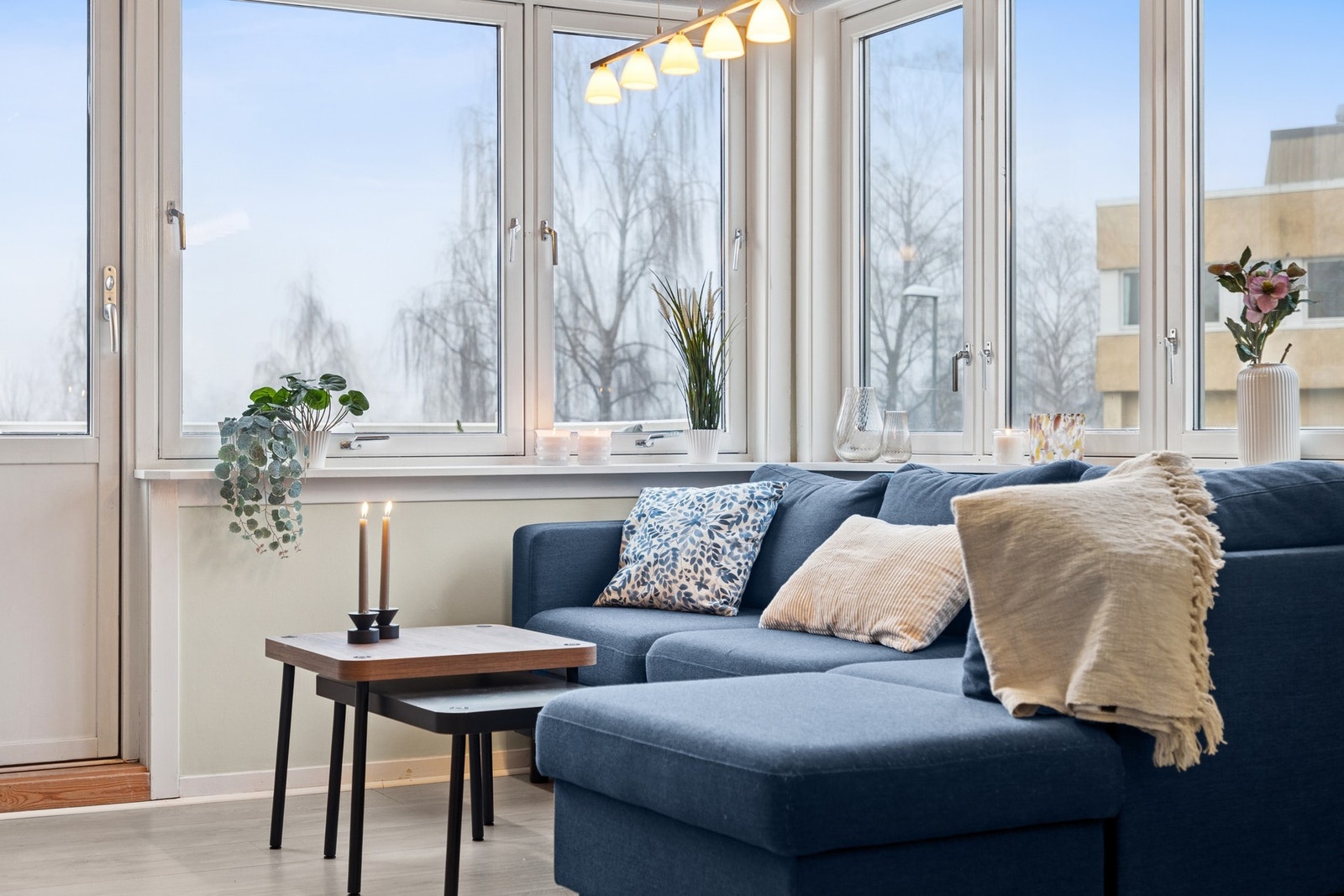 Stuen har gode vindusflater som gir rikelig med naturlig lys gjennom dagen. Galleribilde