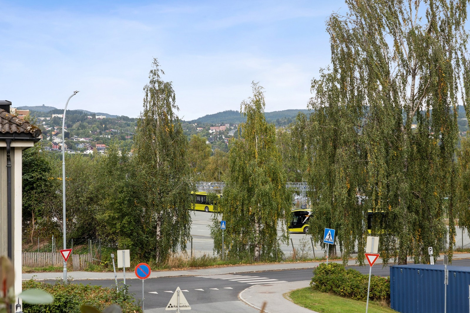 Beliggenheten er særdeles attraktiv og sentral på Lerkendal/Sorgenfri, med gangavstand til skoler, barnehager, busstopp og flere matbutikker. Kort vei til NTNU, Sintef, St. Olavs Hospital, Lerkendal Stadion og Midtbyen. Galleribilde