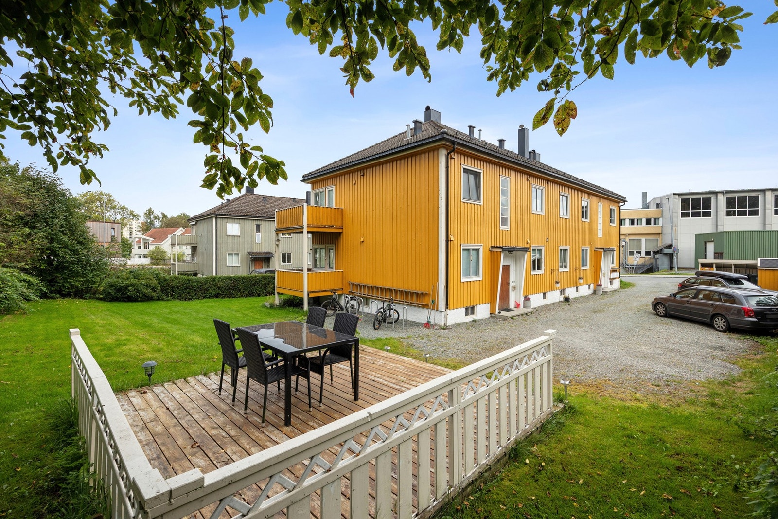Uteområdene byr på terrasse på terreng med sittegruppe som gir gode muligheter for opphold og sosialt samvær. Galleribilde