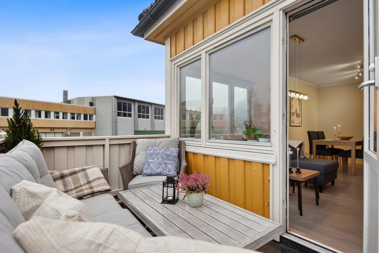 Balkongen har god plass til sittegruppe og planter, og oppleves som en naturlig forlengelse av stuen i sommerhalvåret. Galleribilde