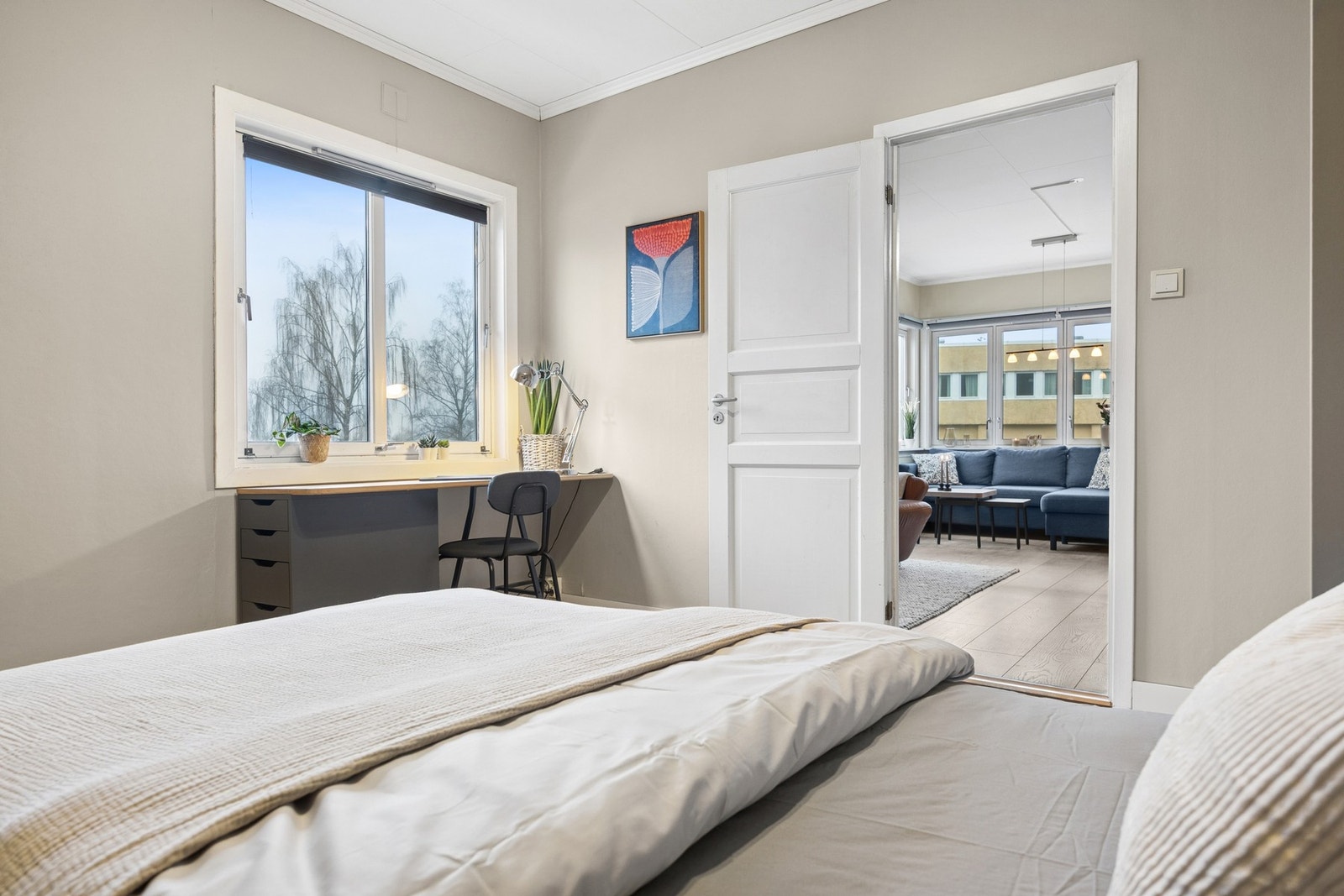 Soverommet har plass til dobbeltseng, garderobeløsning og øvrig møblering. Galleribilde