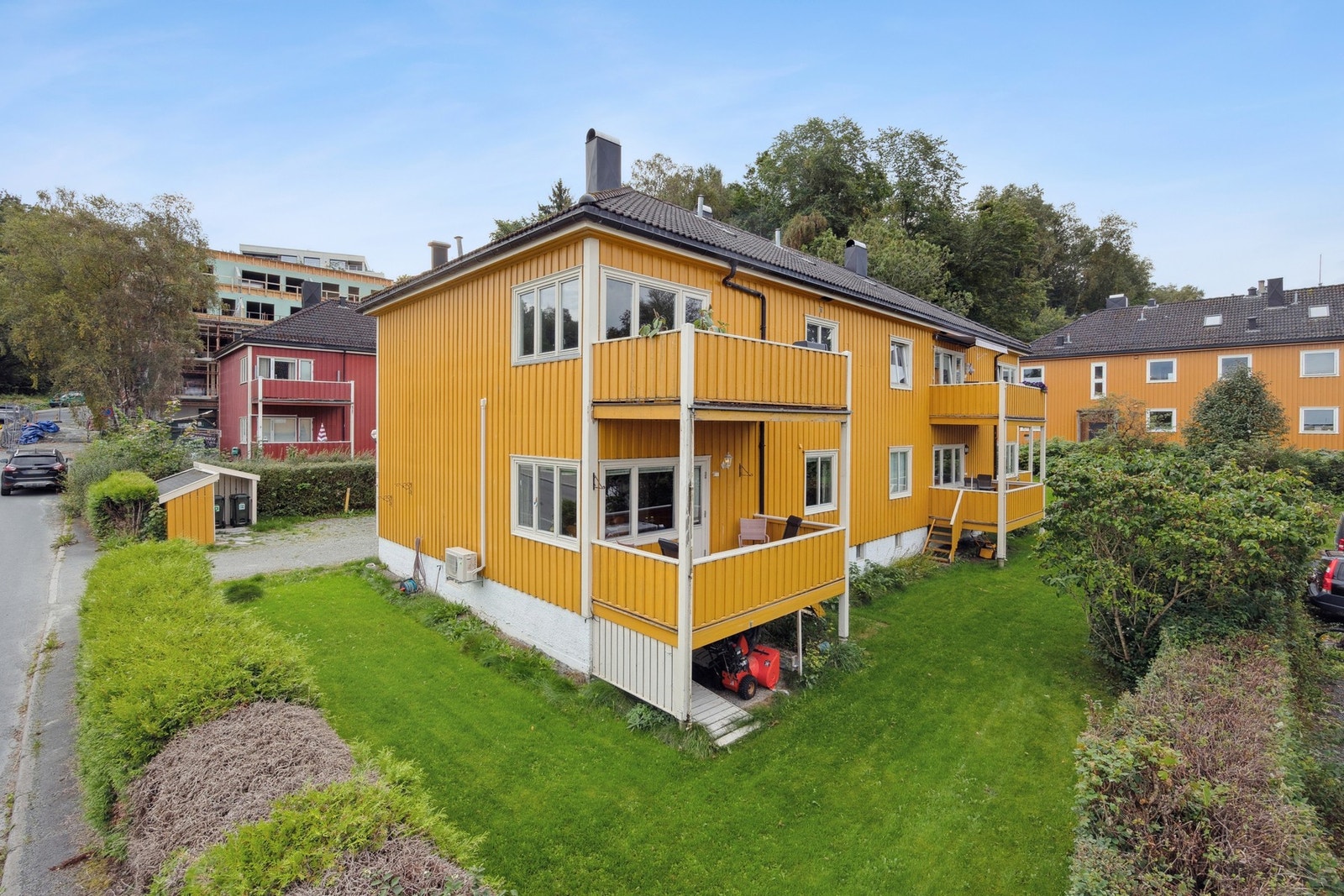 Leiligheten ligger i byggets 2. etasje og byr på en gjennomtenkt planløsning, vestvendt balkong og egen parkeringsplass på felles gårdsplass. Galleribilde