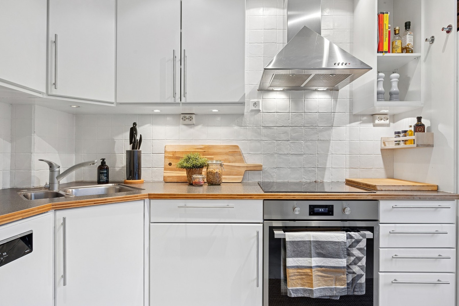 Kjøkkenet er utstyrt med integrert stekeovn, platetopp og oppvaskmaskin, i tillegg til frittstående kjøleskap med fryser. Galleribilde