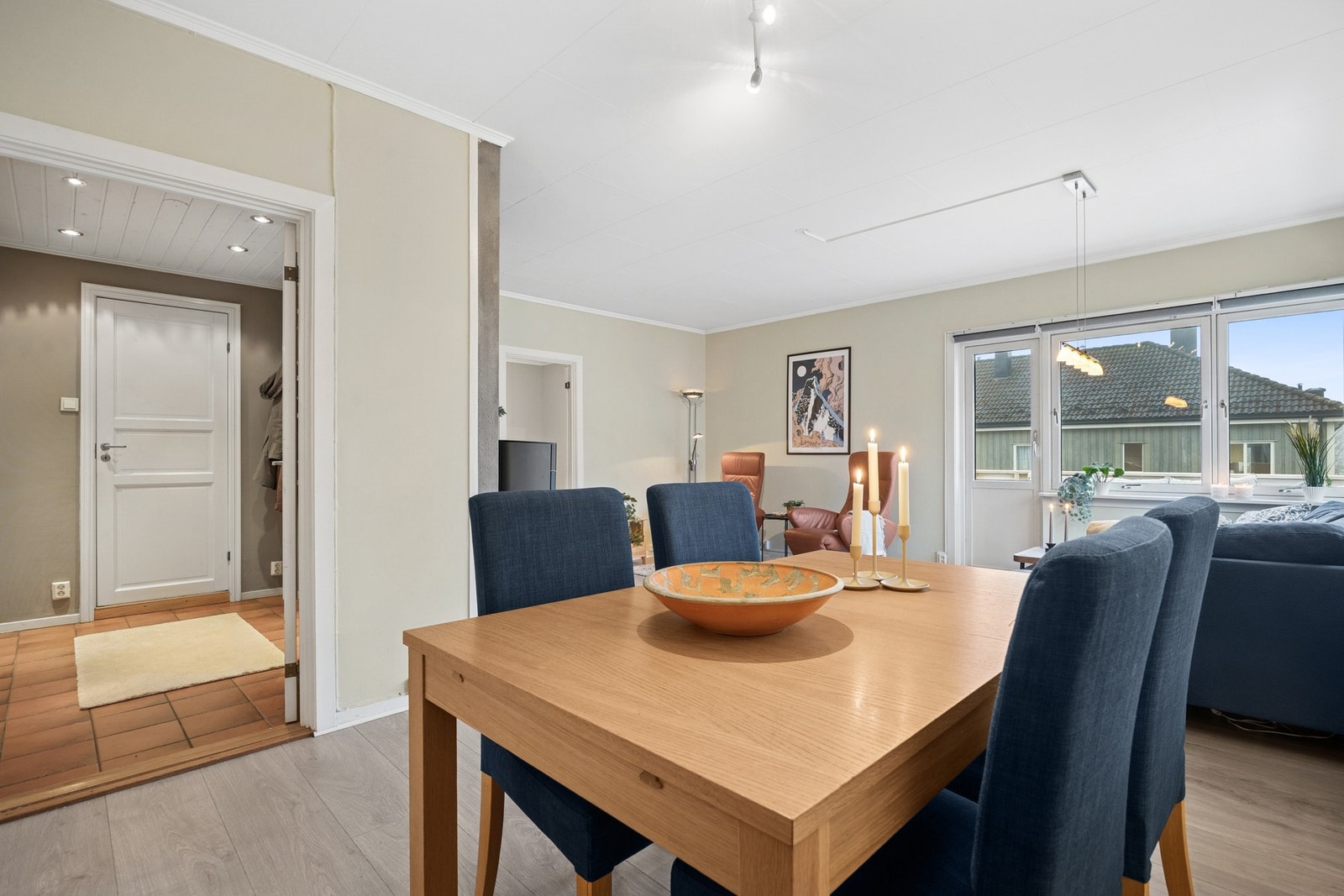 Rommets størrelse og utforming gir god plass til både sofagruppe, spisebord og øvrig møblering, og legger til rette for en fleksibel og funksjonell innredning. Galleribilde