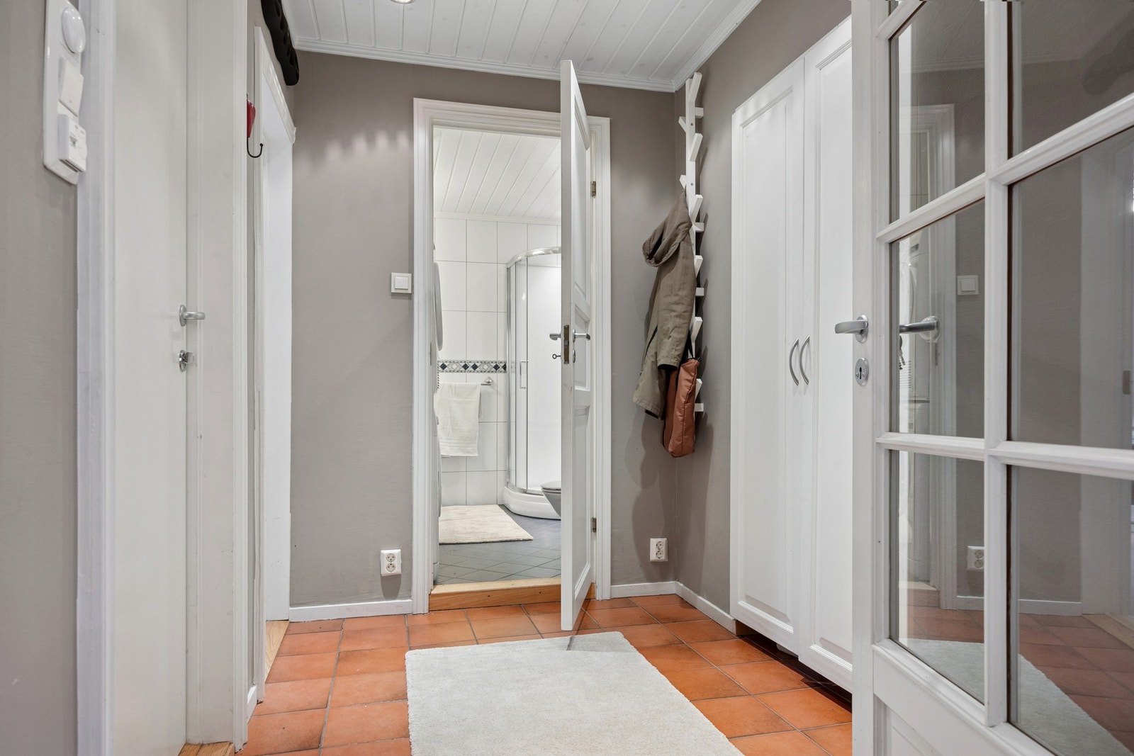 Entréen er flislagt og har behagelig gulvvarme, samt innebygd skap. Galleribilde