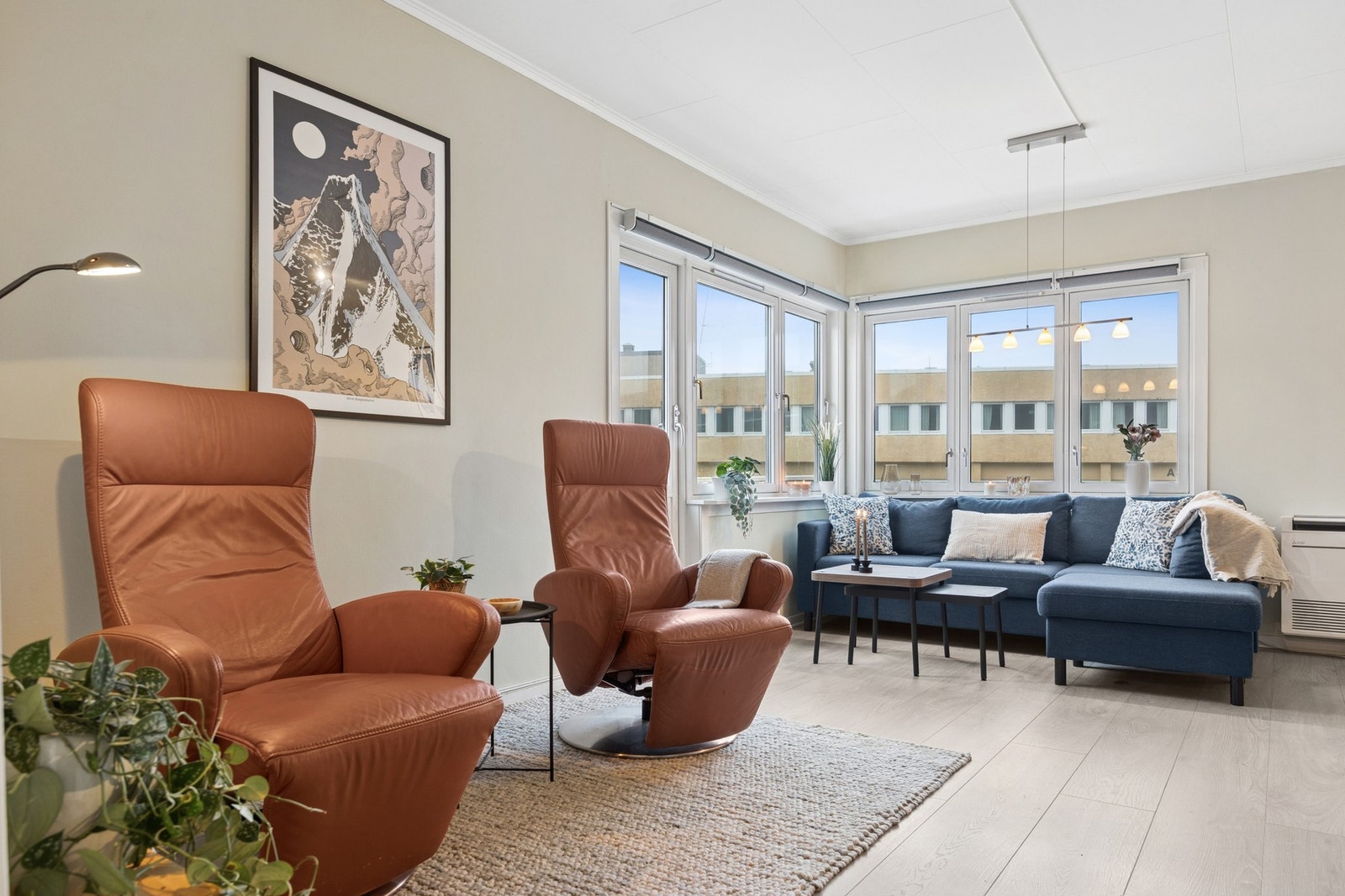 Stuen fremstår som romslig, lun og innbydende. Galleribilde