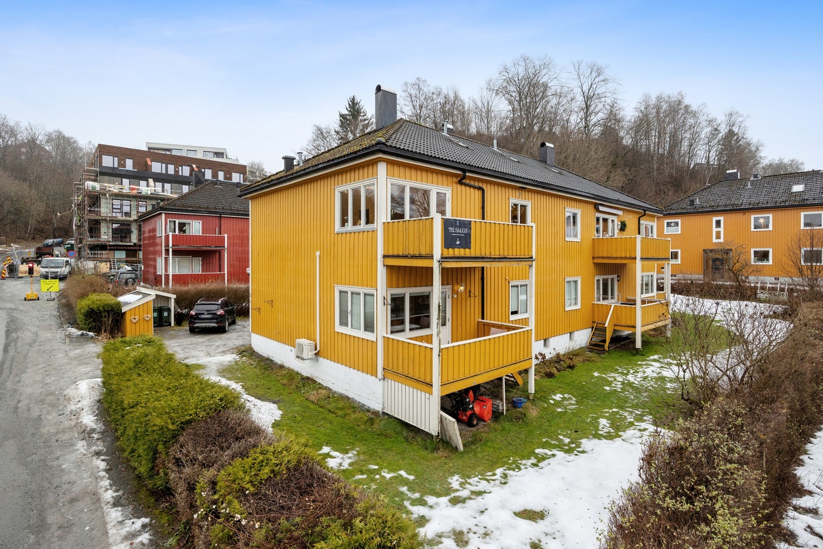 Borettslaget har felles tomt som er pent opparbeidet med plen og variert beplantning, og det er etablert biloppstillingsplasser på felles gårdsplass. Leiligheten disponerer hele tre boder i fellesareal: to i kjeller og én på loft, med et samlet areal på c Galleribilde