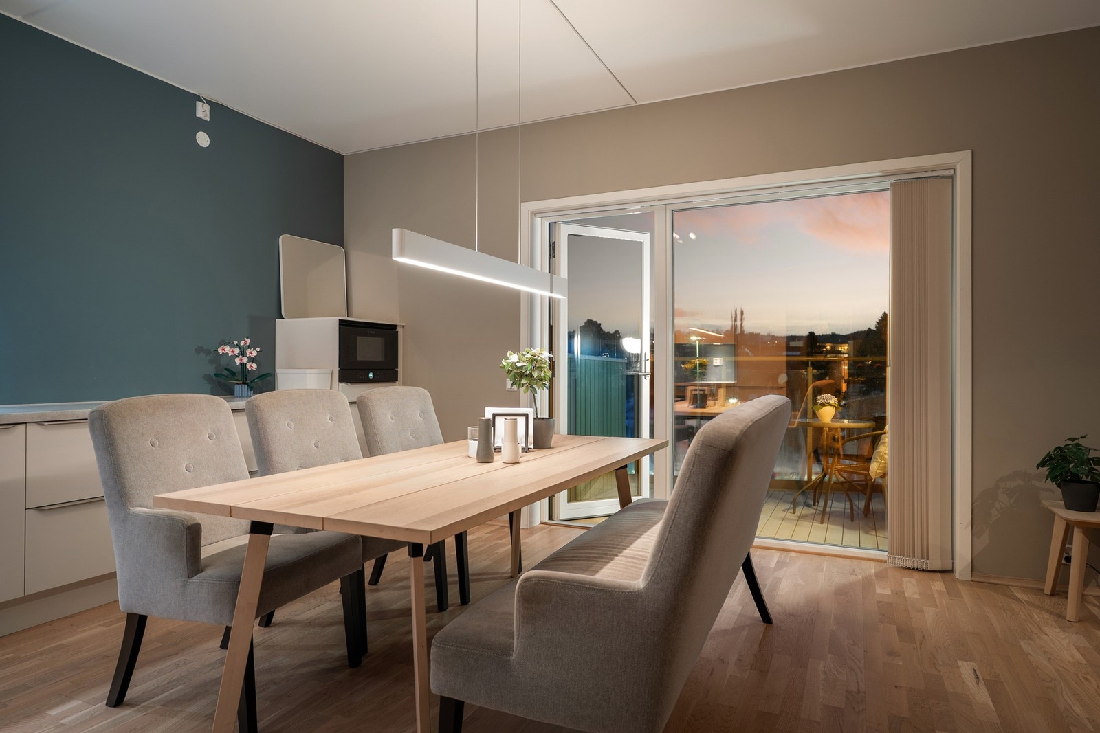 Boligen går over to etasjer og byr på uteplasser i begge plan. I hovedetasjen finner du ett av boligens bad samt en åpen og sosial stue- og kjøkkenløsning som skaper en hyggelig atmosfære. Galleribilde