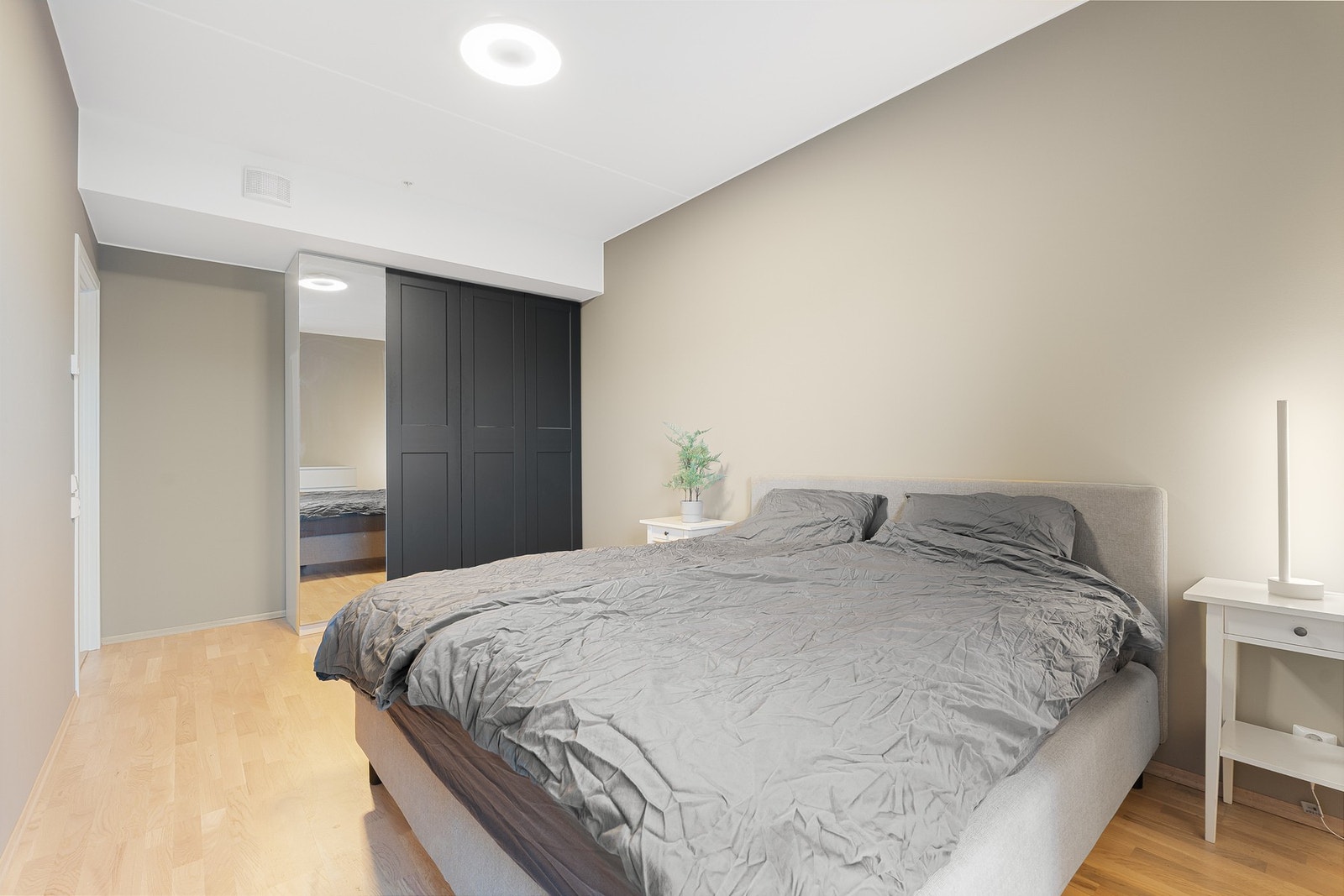 Rommet gir svært gode muligheter for fleksibel innredning, enten som soverom eller som en ekstra stue. Garderobeskap medfølger i handelen. Galleribilde