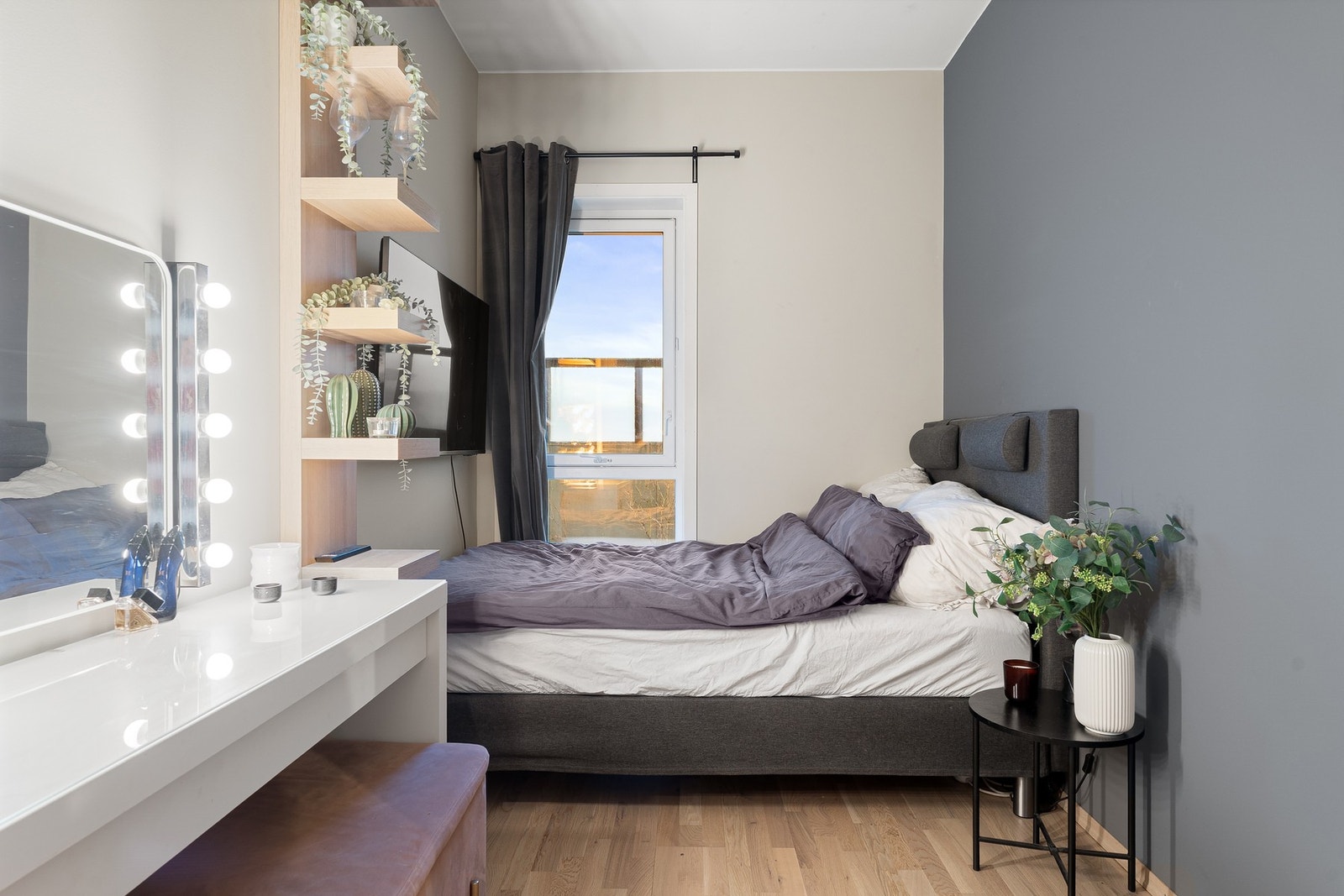 De store vinduene på soverommet slipper inn rikelig med naturlig lys. Galleribilde