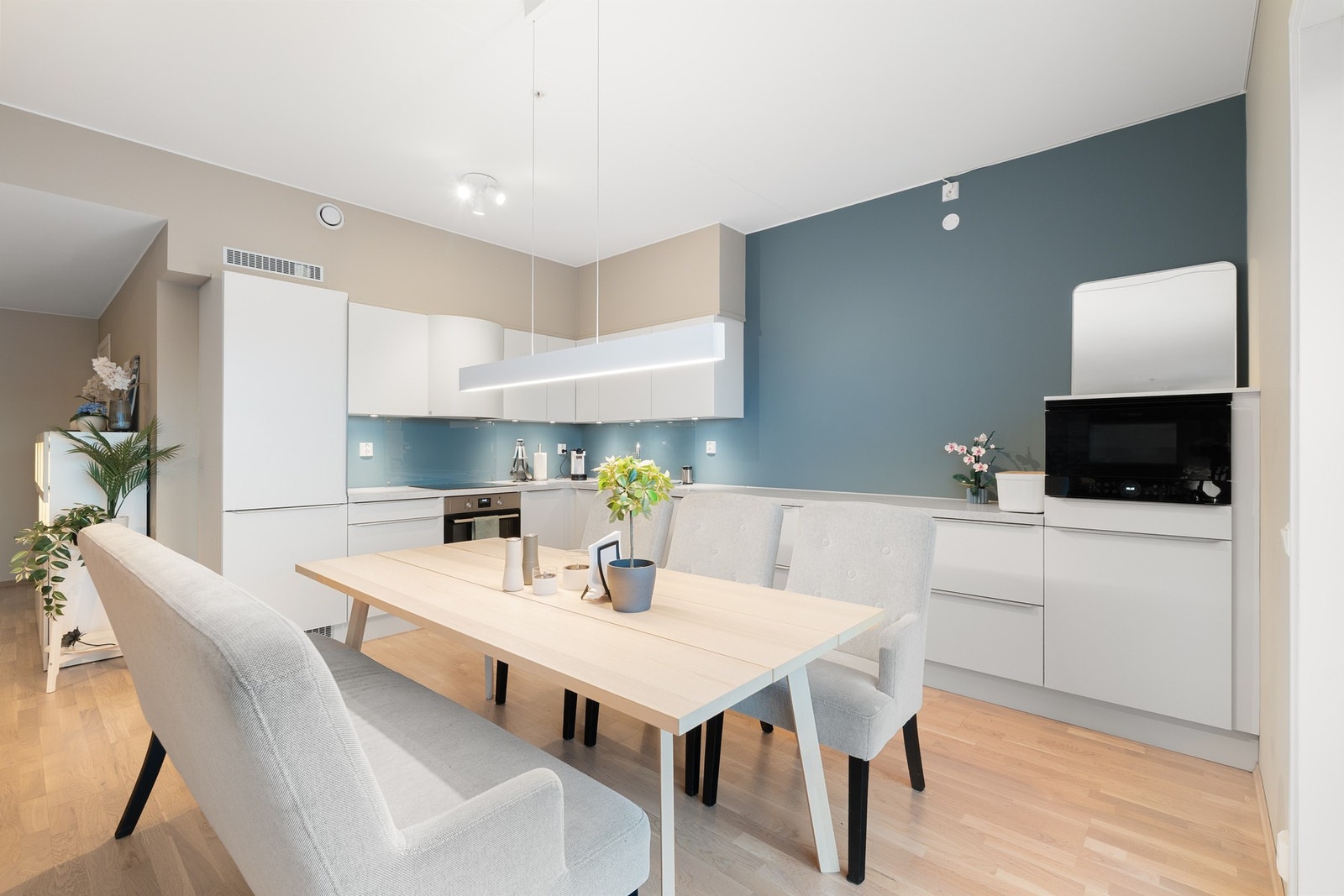 Kjøkkenet har en svært praktisk utforming med mye skap- og benkeplass. Galleribilde