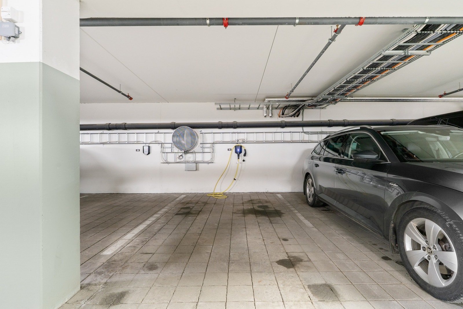 Parkeringsplassene ligger svært praktisk plassert, rett ved hverandre. Galleribilde