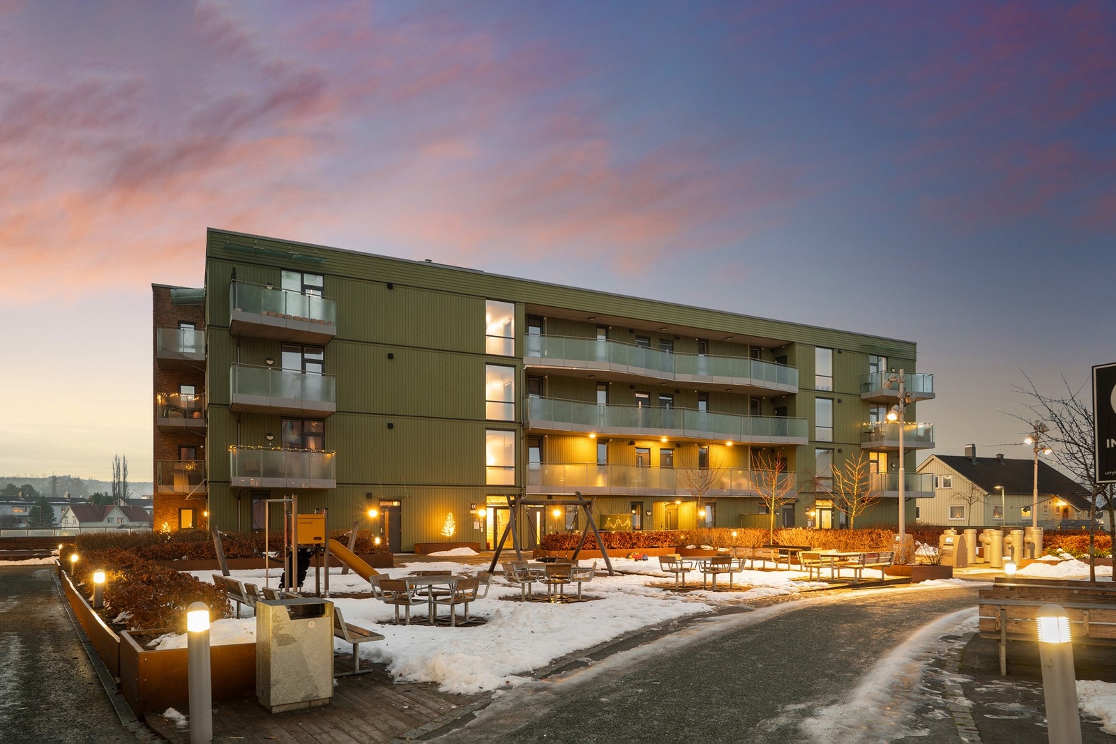 Leiligheten ligger fint til i et attraktiv boligprosjekt fra 2019. Her har man bilfrie tun med lekeplasser og flere sittegrupper. Galleribilde