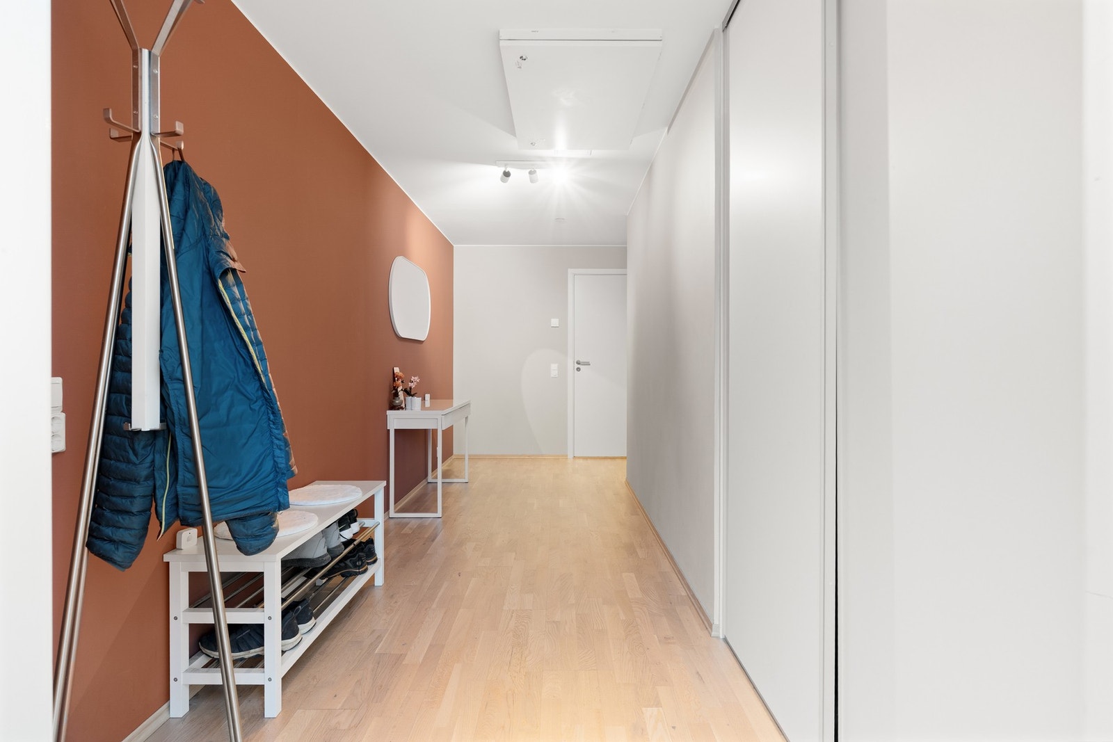 Fra inngangsdøren blir man møtt med en innbydende og romslig hall med gode oppbevaringsmuligheter og muligheter for oppheng av yttertøy. Galleribilde