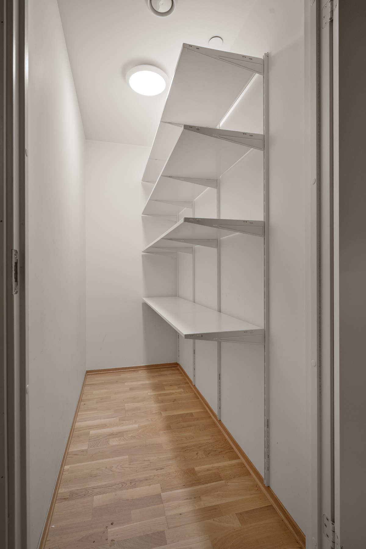 Praktisk bod plassert rett ved stue og kjøkken, perfekt som spiskammers eller til ekstra oppbevaring. Galleribilde