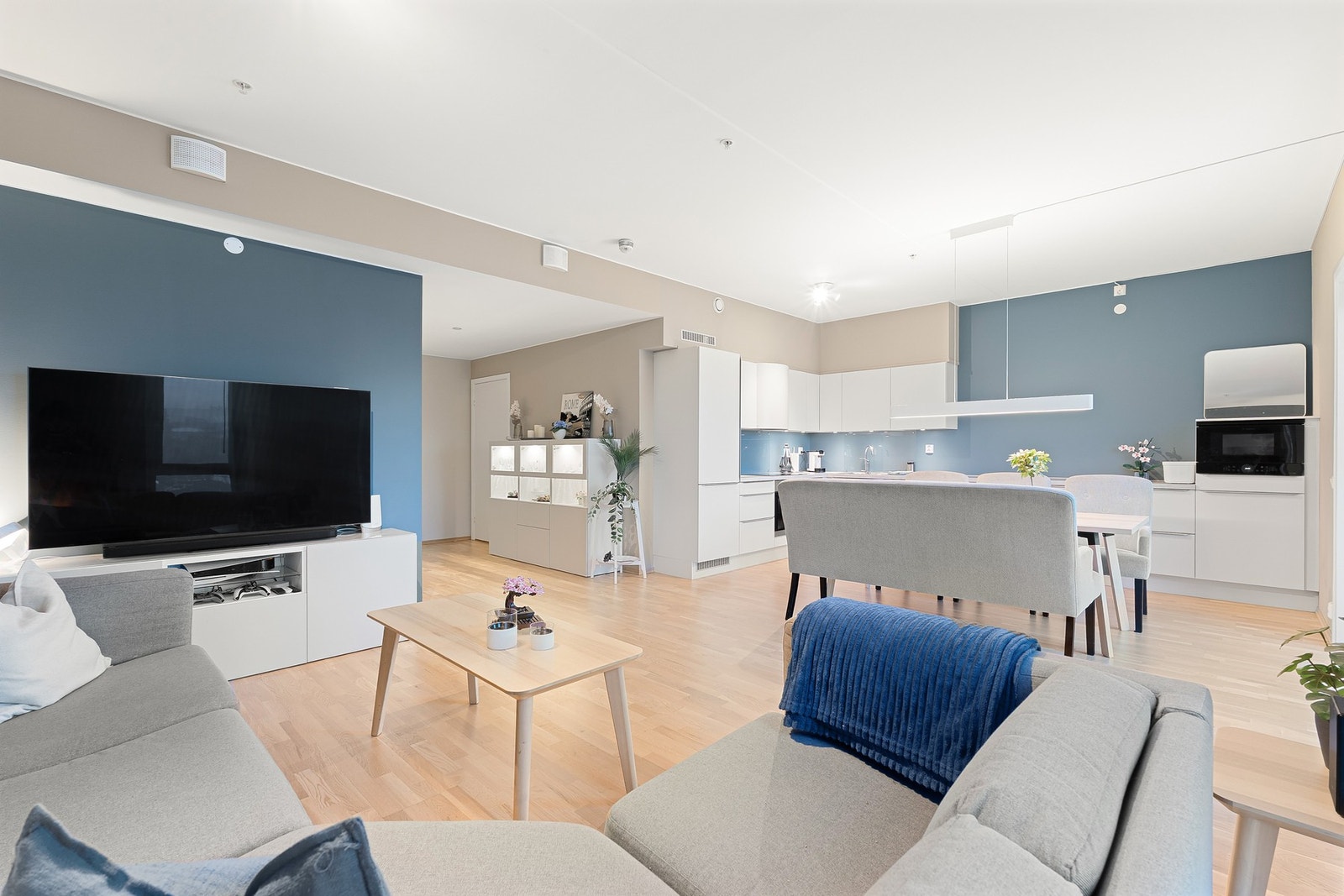 Den åpne stue- og kjøkkenløsningen blir et naturlig samlingspunkt for hele familien. Stuen strekker seg over ca. 34 kvm og byr på god plass til ønskede sittegrupper. Galleribilde