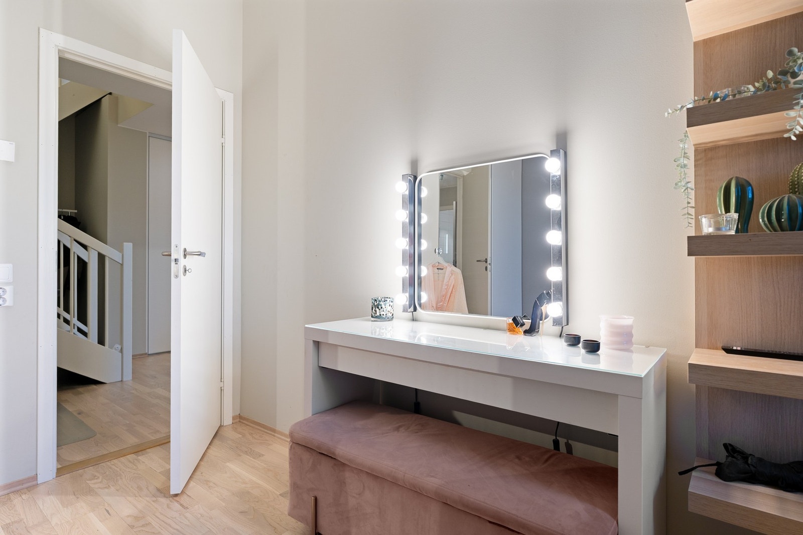 Sameiet er veldrevet og inkluderer en rekke tjenester i de månedlige felleskostnadene, blant annet internett, vedlikehold av fellesarealer og anlegg, samt filter til ventilasjonsanlegget. Galleribilde