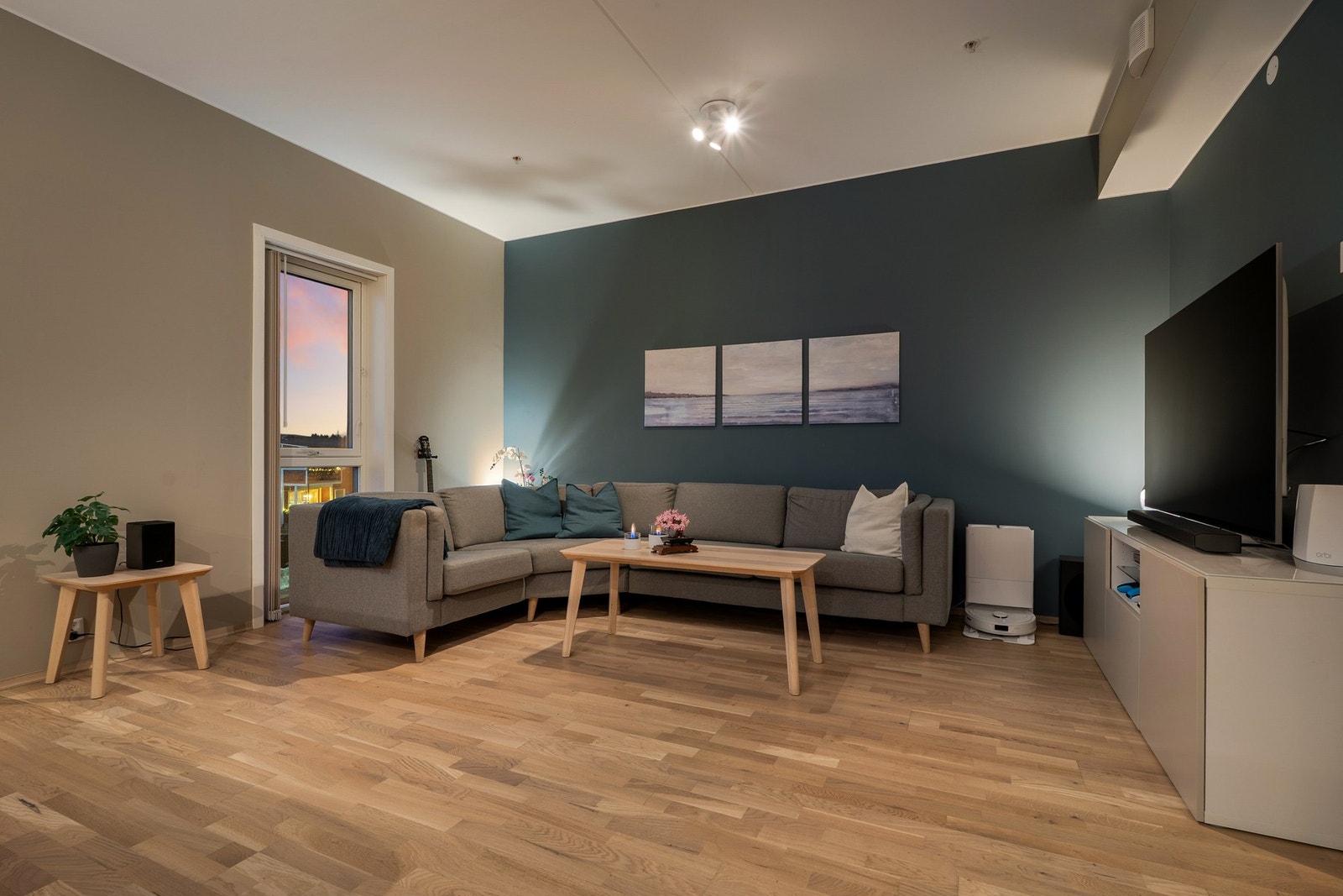 Moderne og innholdsrik selveierleilighet over to plan fra 2019. Galleribilde