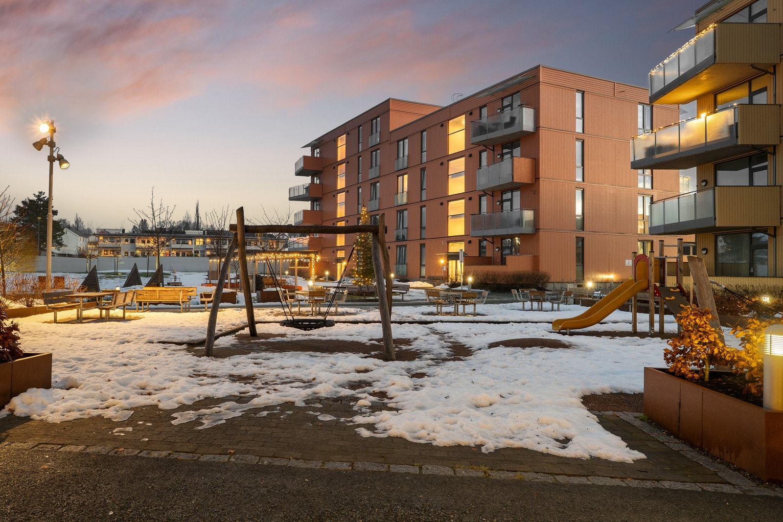 Fra leiligheten har man også kollektivtilbud og gangavstand til Tillerflata med ytterlige servicetilbud og buttikker. Galleribilde