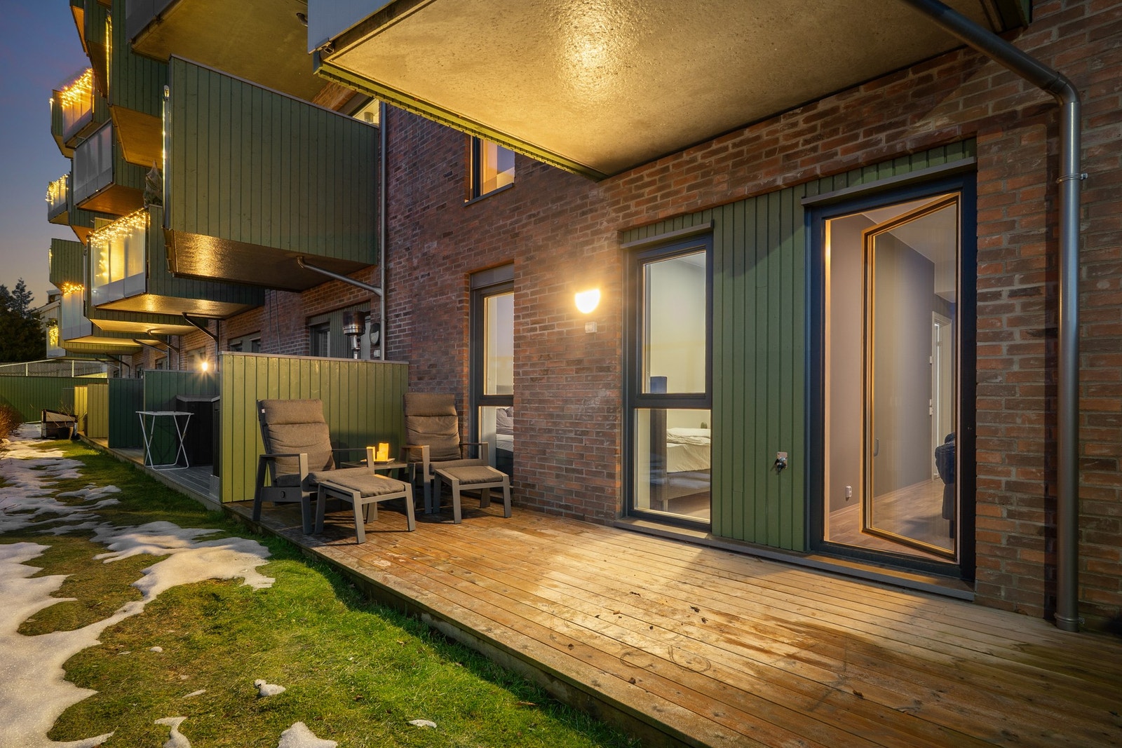 Terrassen får sol fra ettermiddagen, med solen som titter frem rundt kl. 16 i sommerhalvåret og holder seg til sent på kvelden. Galleribilde