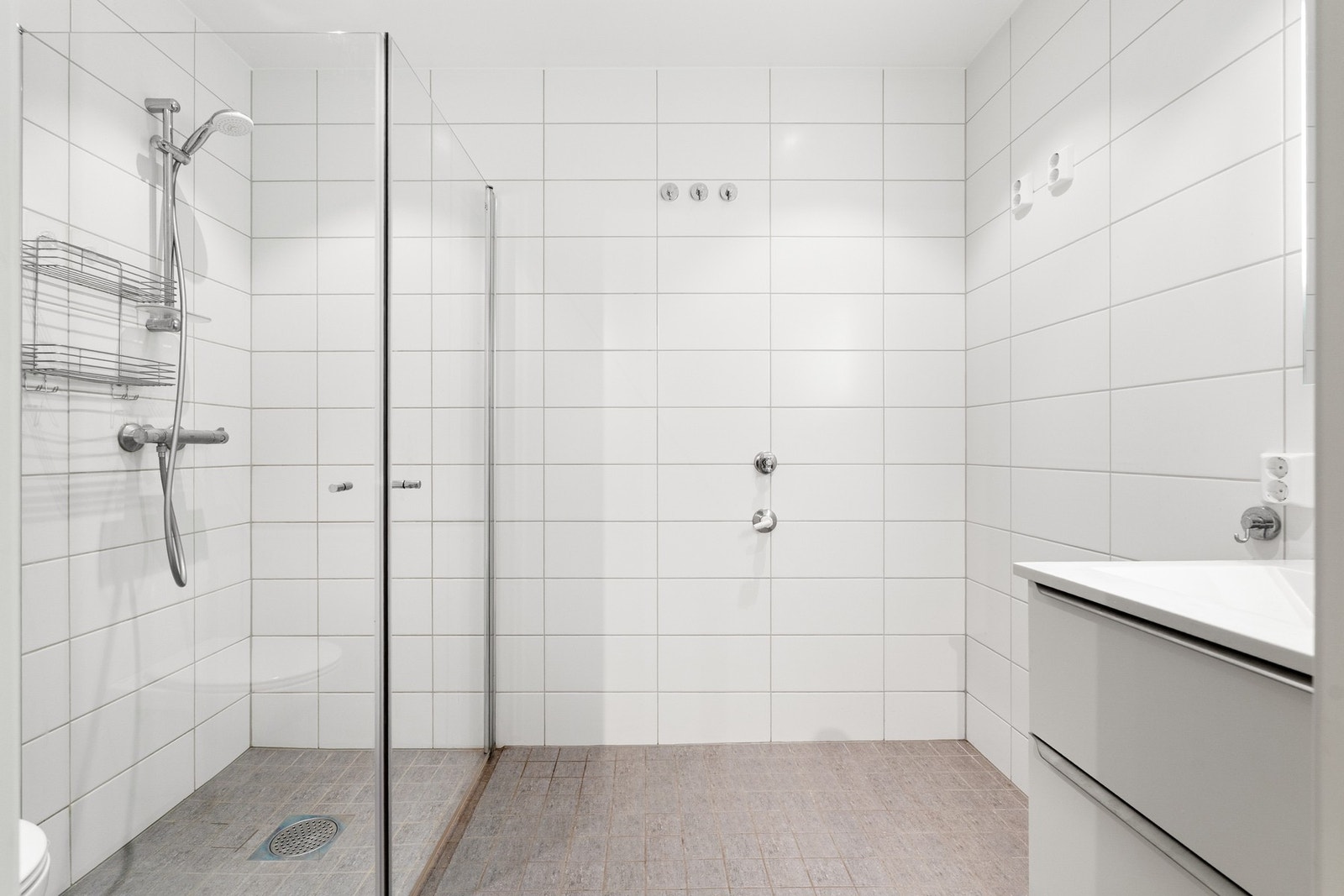 Gjestebadet ligger praktisk til med adkomst fra hallen og er på 4,5 kvm. Galleribilde