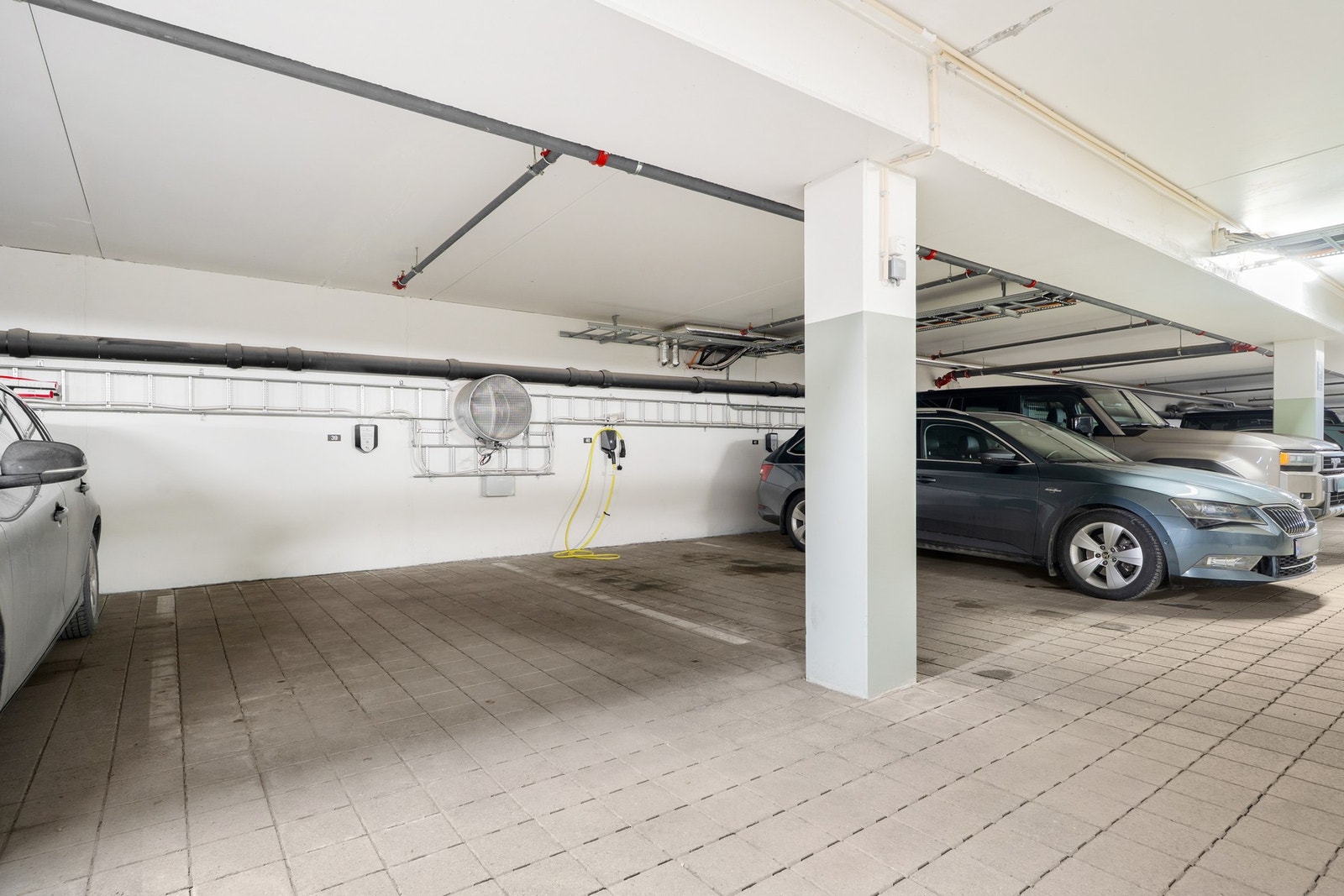 Det medfølger to faste parkeringsplasser til leiligheten, hvorav én er utstyrt med elbillader og den andre er tilrettelagt for tilkobling. Galleribilde