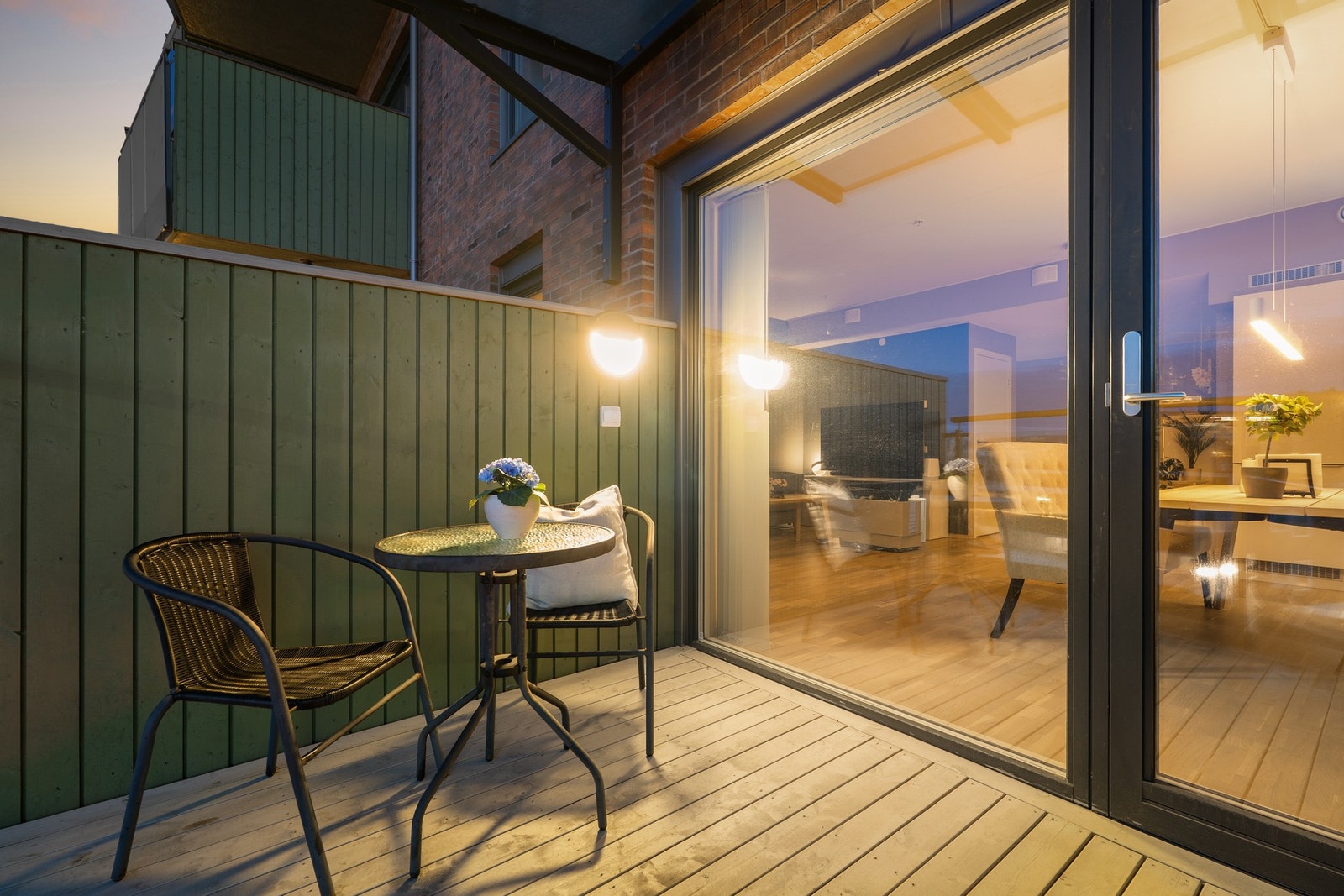 Uteplassen i førsteetasjen blir en naturlig forlengelse av stuen på sommertider. Balkongen er vendt mot nordvest og har ypperlige solforhold for den som ønsker ettermiddag- og kveldssol. Galleribilde