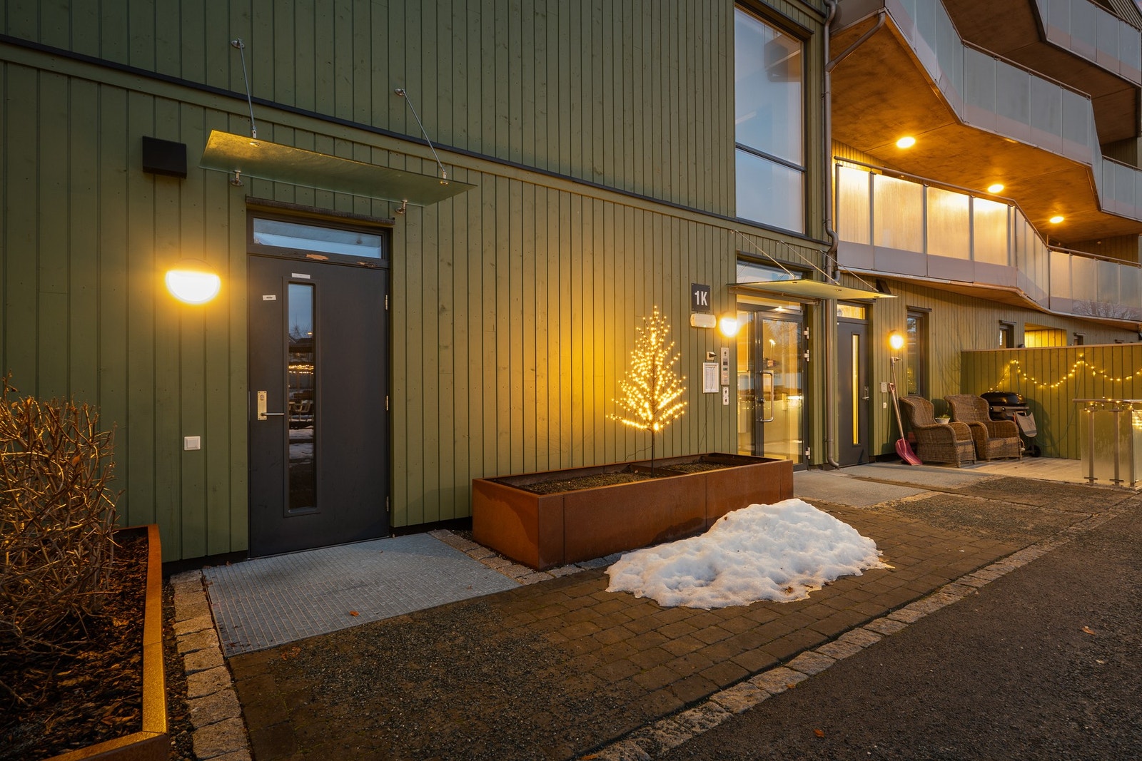 I motsetning til mange andre leiligheter har denne sin egen inngangsdør, praktisk plassert rett ved fellesdøren som leder til parkeringskjeller og boder. Galleribilde