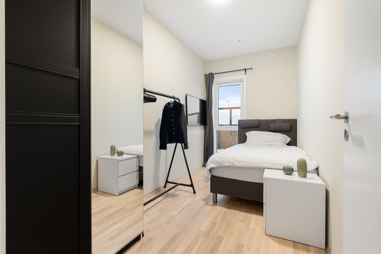 Det andre soverommet er på 8,5 kvm og er utstyrt med garderobeskap. Galleribilde