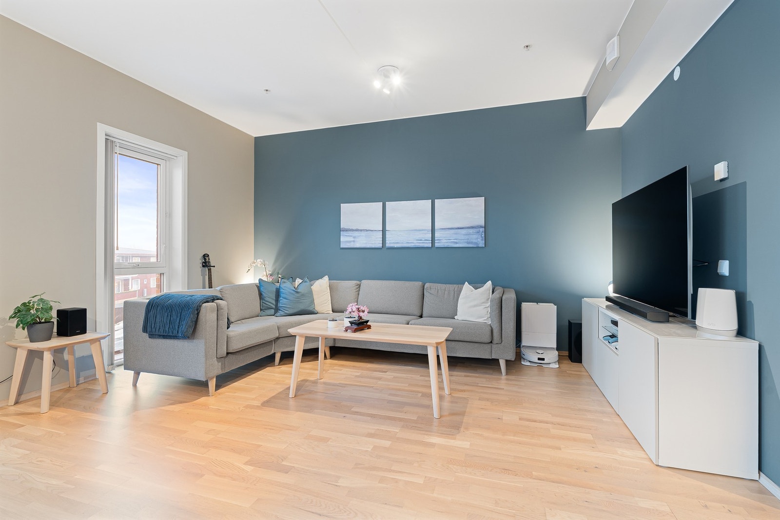 Boligen er gjennomgående malt i moderne, tidsriktige farger som gir et stilrent preg og oppleves lys og innbydende. Galleribilde