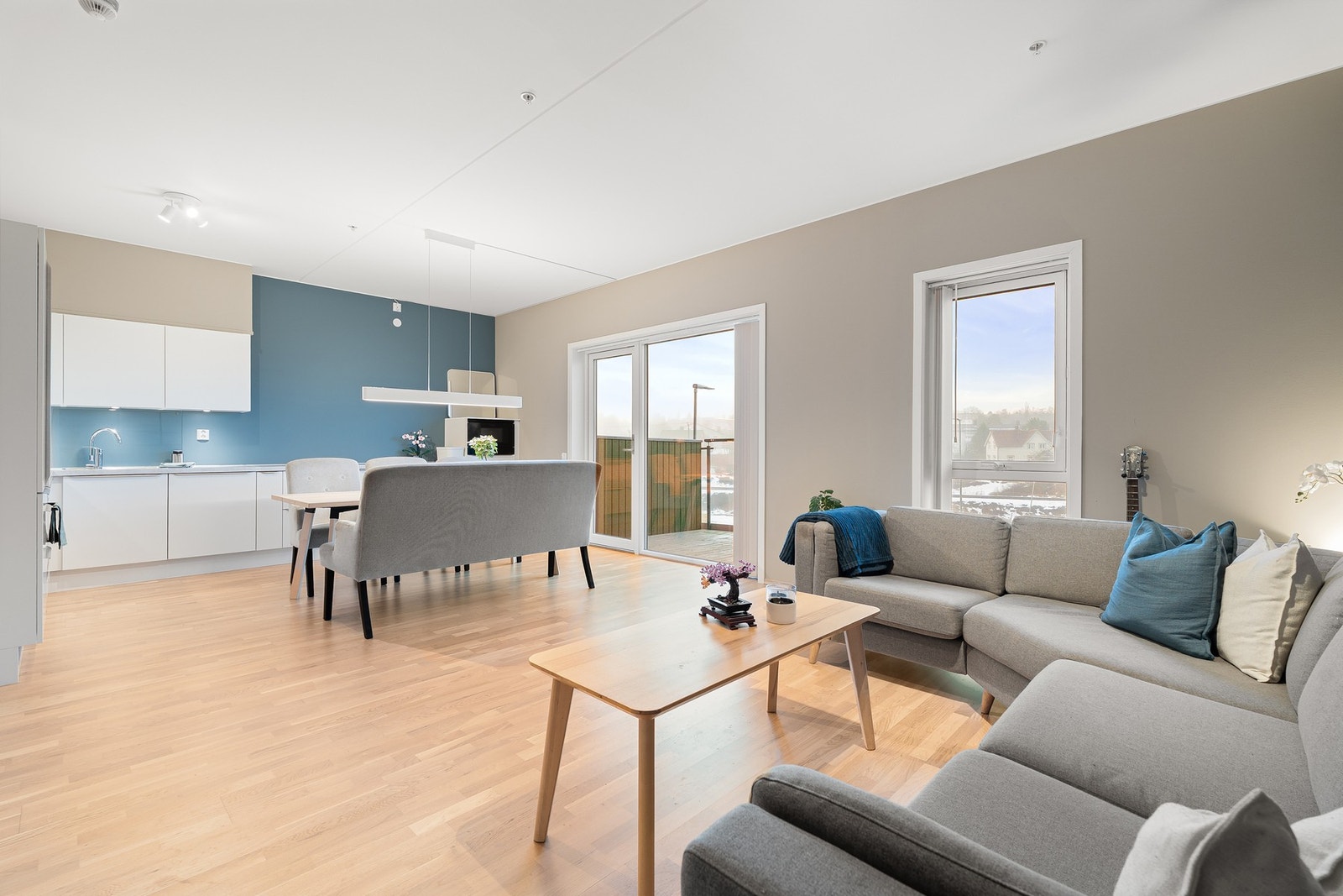 De store vindusflatene gir mye naturlig lysinnslipp til hele stuen, samtidig som at boligen ligger svært skjermet til i en høy førsteetasje. Galleribilde