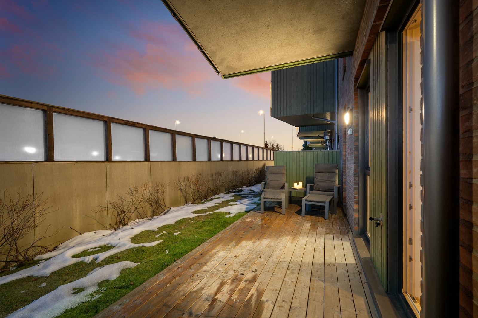 Uteplassen er delvis overbygd og ligger skjermet til. Gode muligheter for å innrede med ønsket utemøblement. Galleribilde