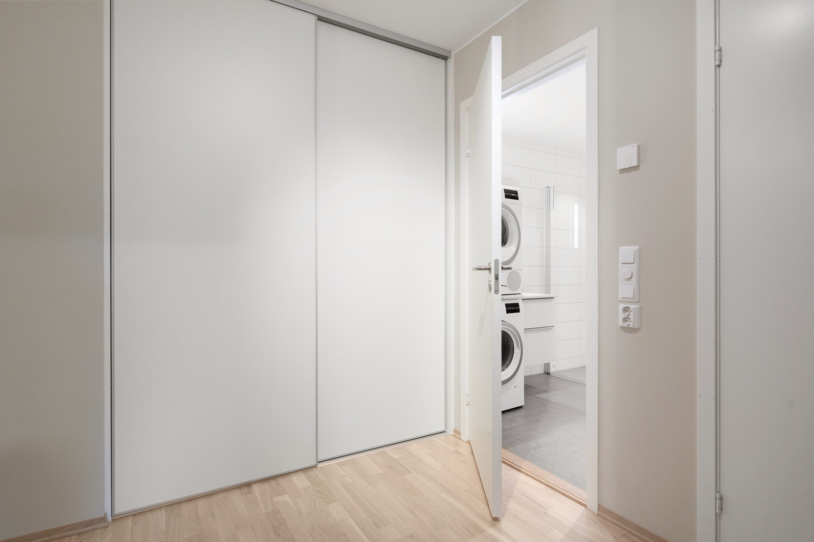 Gangen er praktisk innredet med en romslig skyvedørsgarderobe med gode oppbevaringsmuligheter. Leiligheten disponerer også en privat bod i kjelleretasjen. Galleribilde