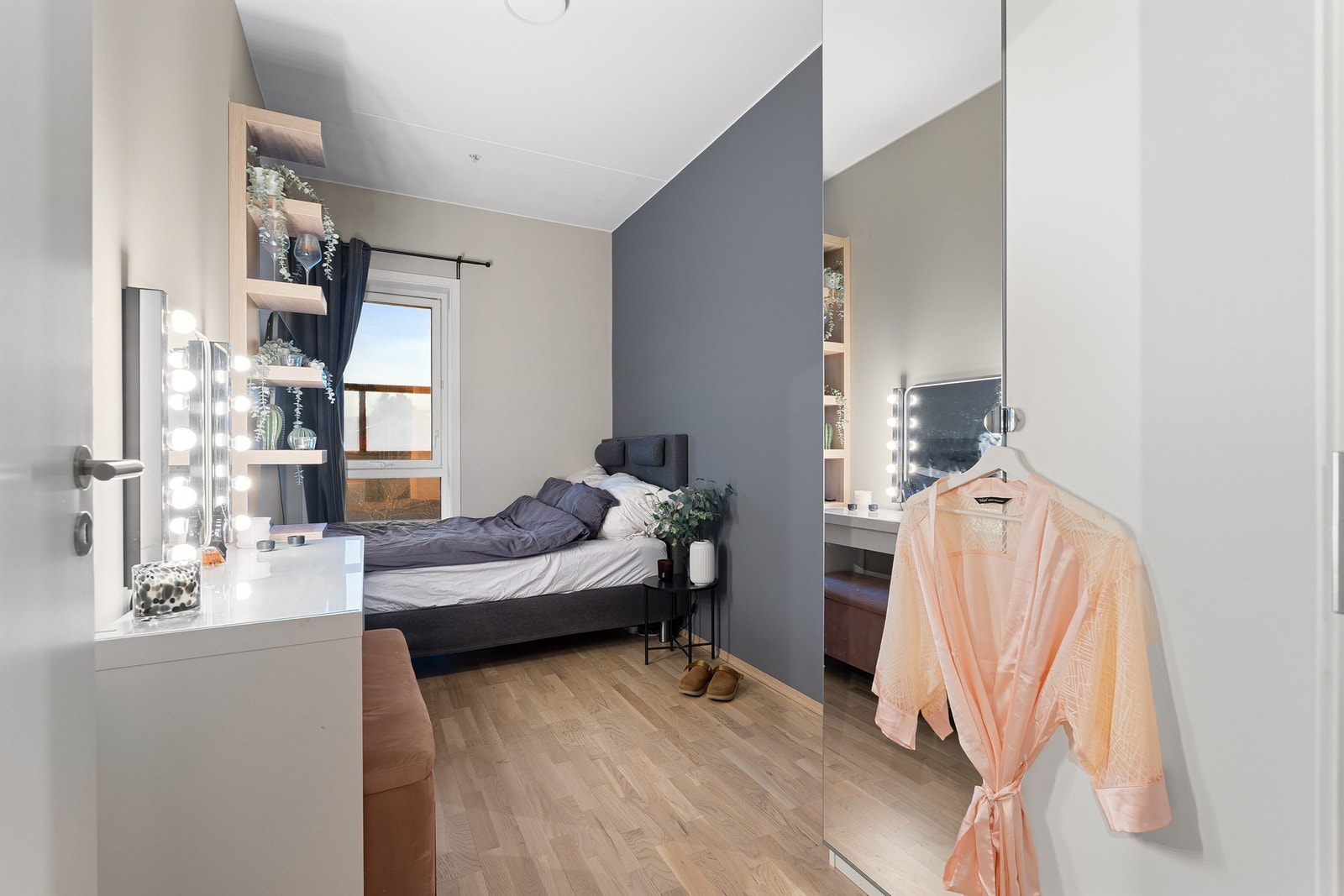 Det tredje soverommet er på 8,5 kvm med plass til dobbeltseng, skrivebord og garderobeskap. Galleribilde