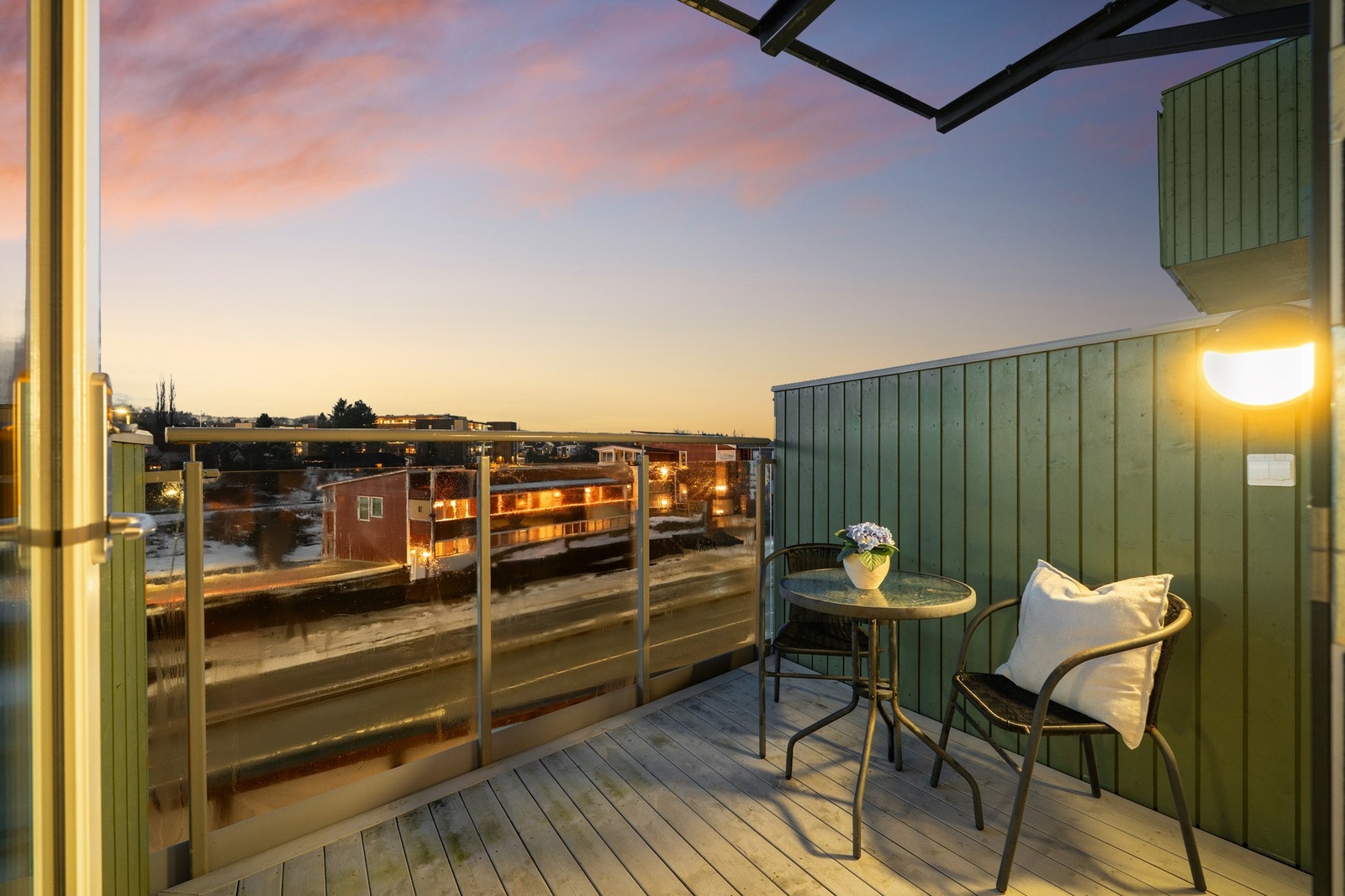 Balkongen har et glassoverbygg som gjør at den fint kan benyttes året rundt. Det ligger ingen balkonger over denne, noe som gir den en romslig følelse. Galleribilde