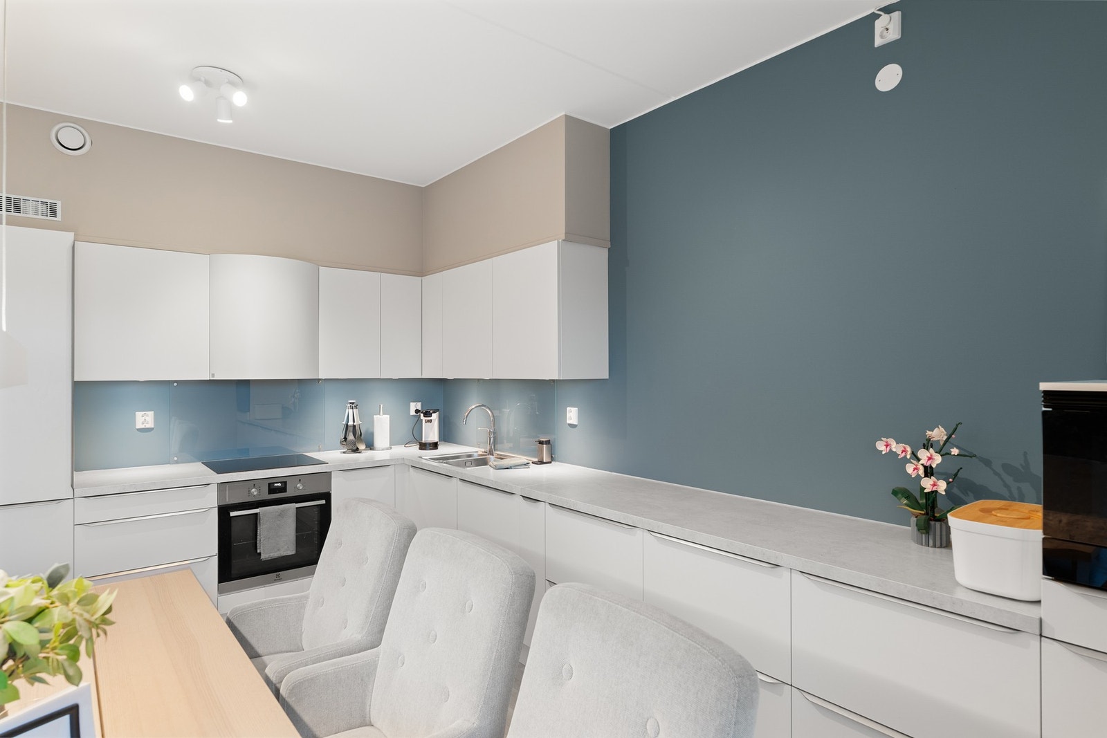 Alle integrerte hvitevarer medfølger i handelen, her har vi kjøl/fryseskap, oppvaskmaskin, stekeovn, platetopp og mikroovn. Galleribilde