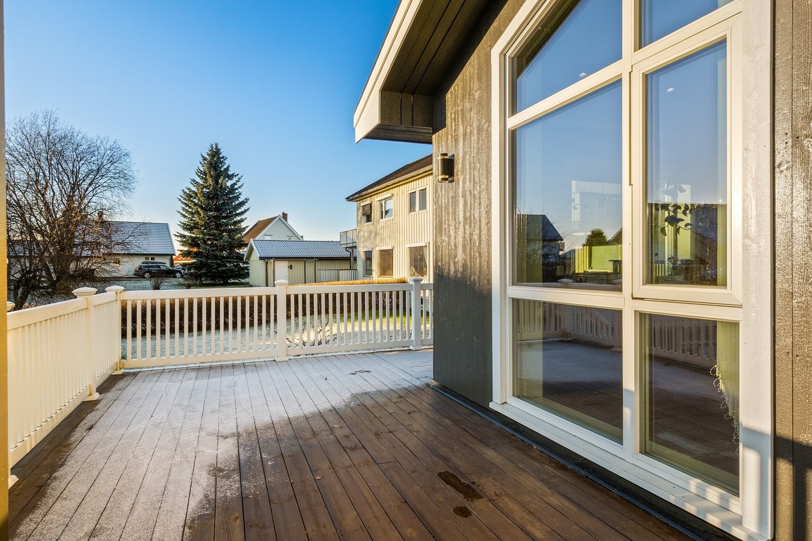 Fra stuen utgang til stor og solrik terrasse vendt mot syd. Galleribilde