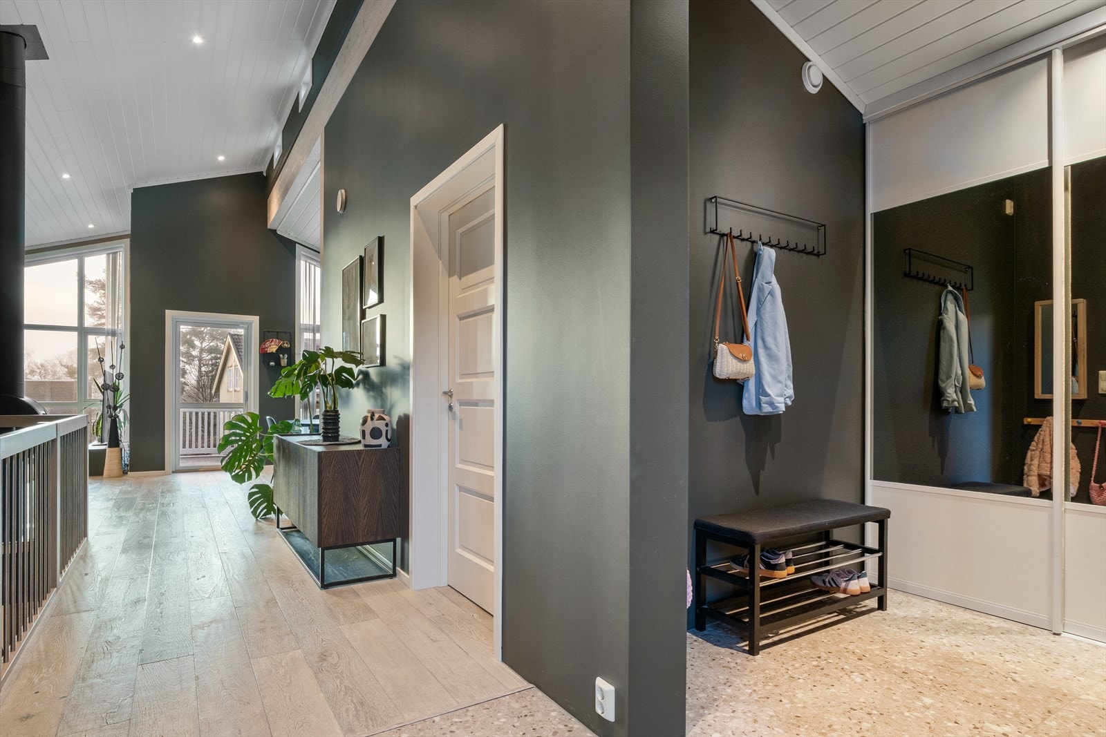 Den gode takhøyden gir et godt førsteinntrykk i det man kommer inn i boligen. Galleribilde