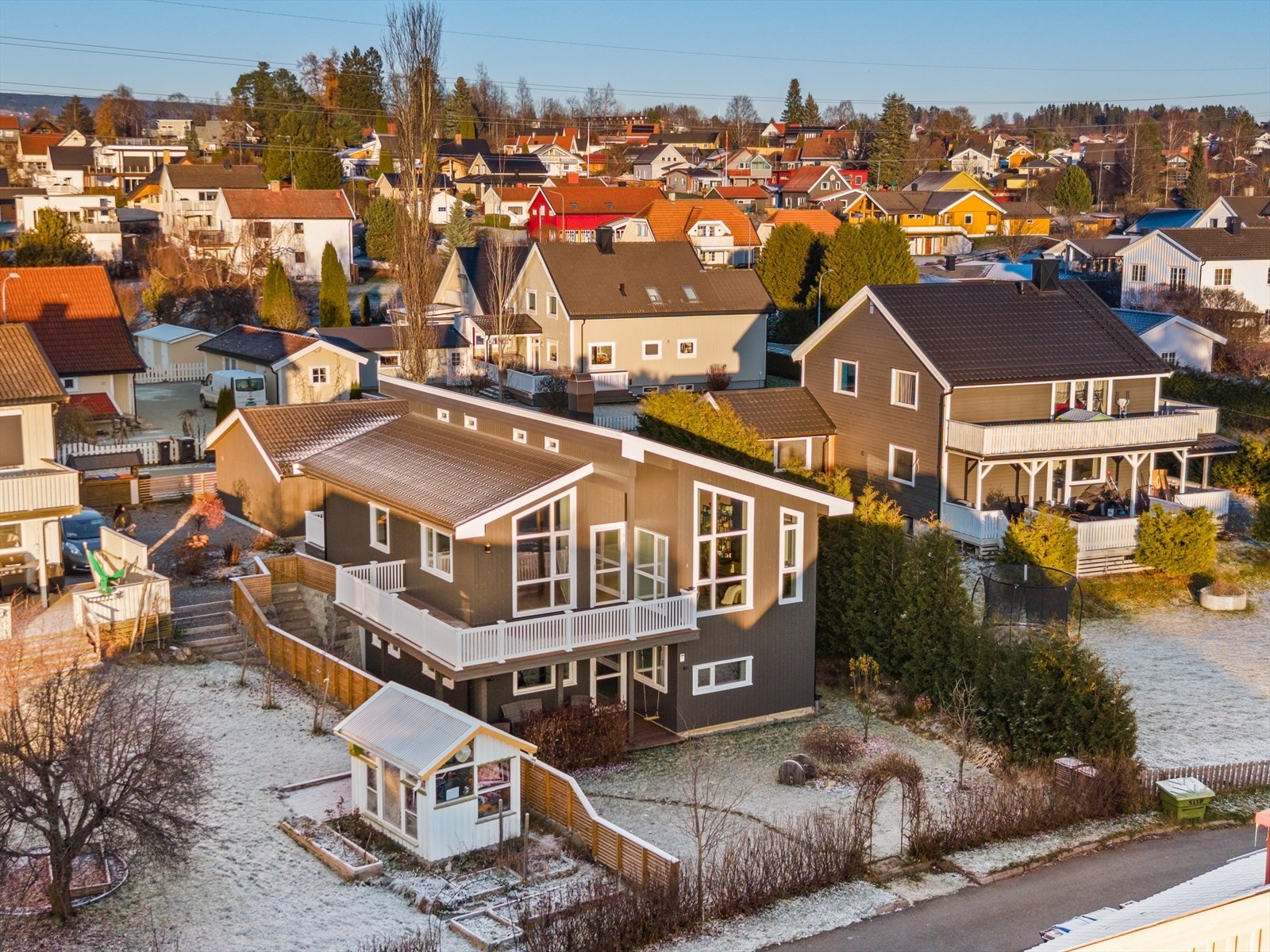 Det er fra eiendommen gangavstand til barnehage, barneskole og ungdomsskole. Galleribilde