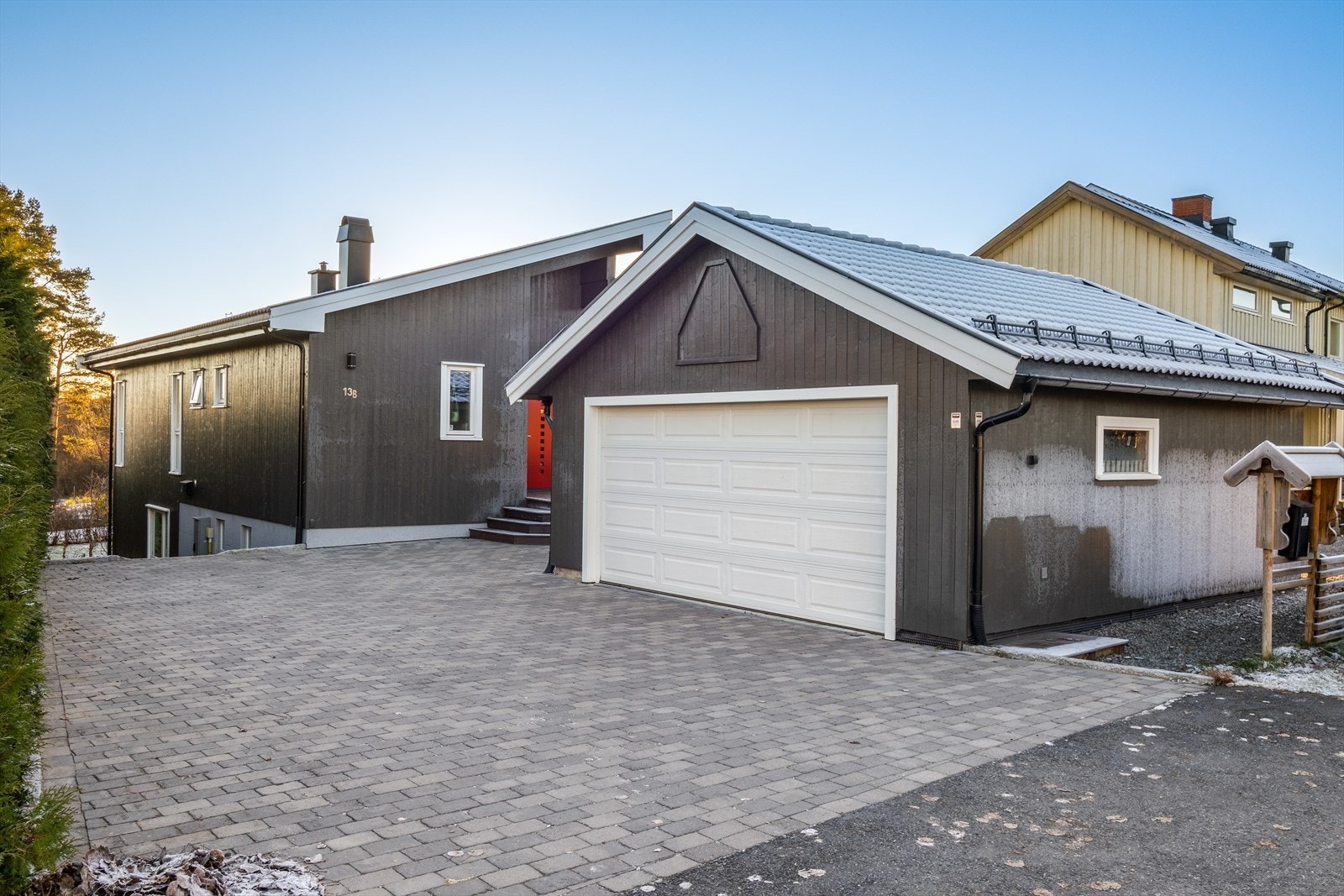 En flott, arkitekttegnet enebolig fra 2019 med meget god standard - her kan man flytte rett inn! Galleribilde