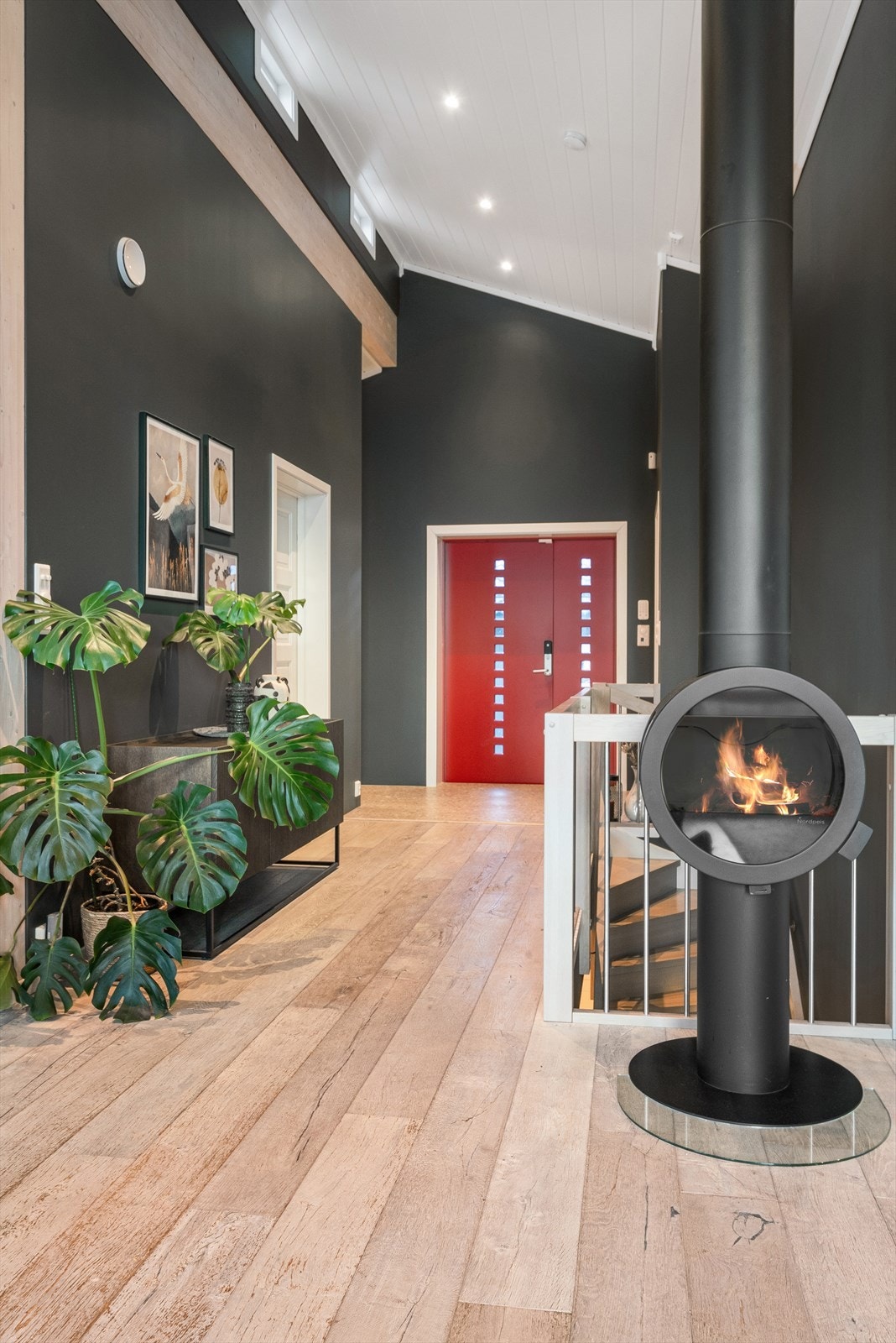 Videre inn i hovedetasjen er det et soverom som i dag er benyttet til kontor, en stor bod og åpen stue og kjøkken løsning. Galleribilde