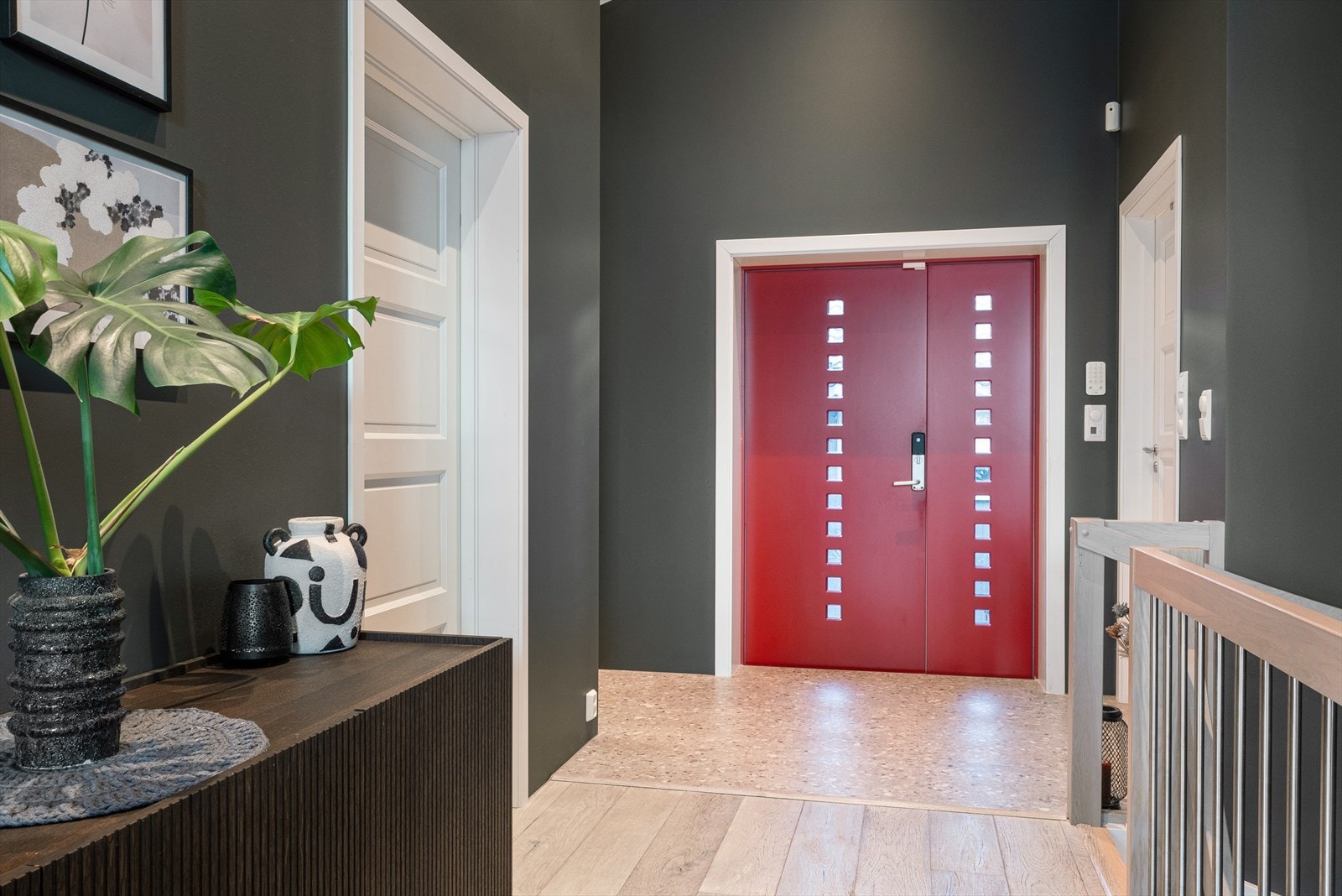 I boligens hovedetasje blir du møtt av en stor og romslig entré belagt med delikate fliser fra 2025, downlights og en god skyvedørsgarderobe. Galleribilde