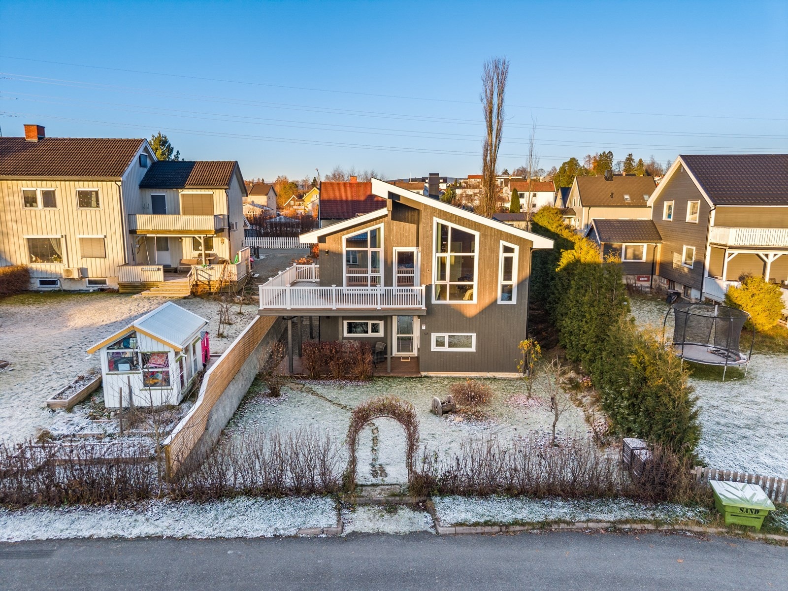 Eiendommen har fin beliggenhet i et veletablert og barnevennlig området på Ridabu. Galleribilde