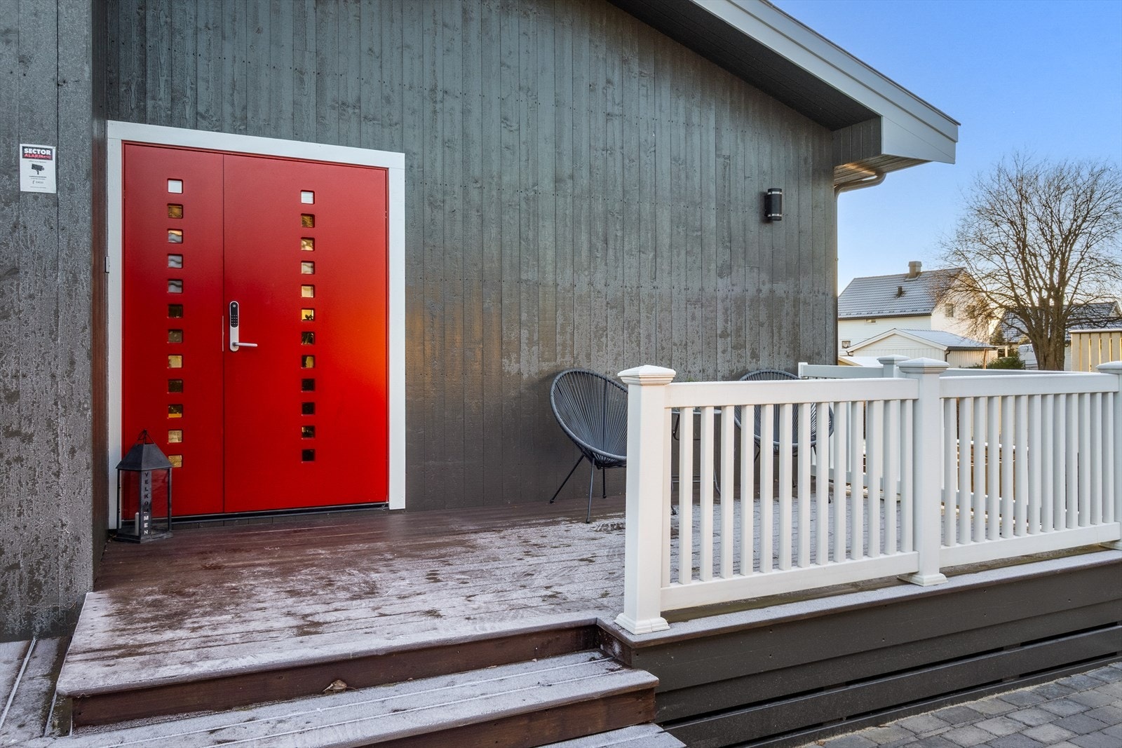 Inngangsparti med trivelig terrasse. Galleribilde