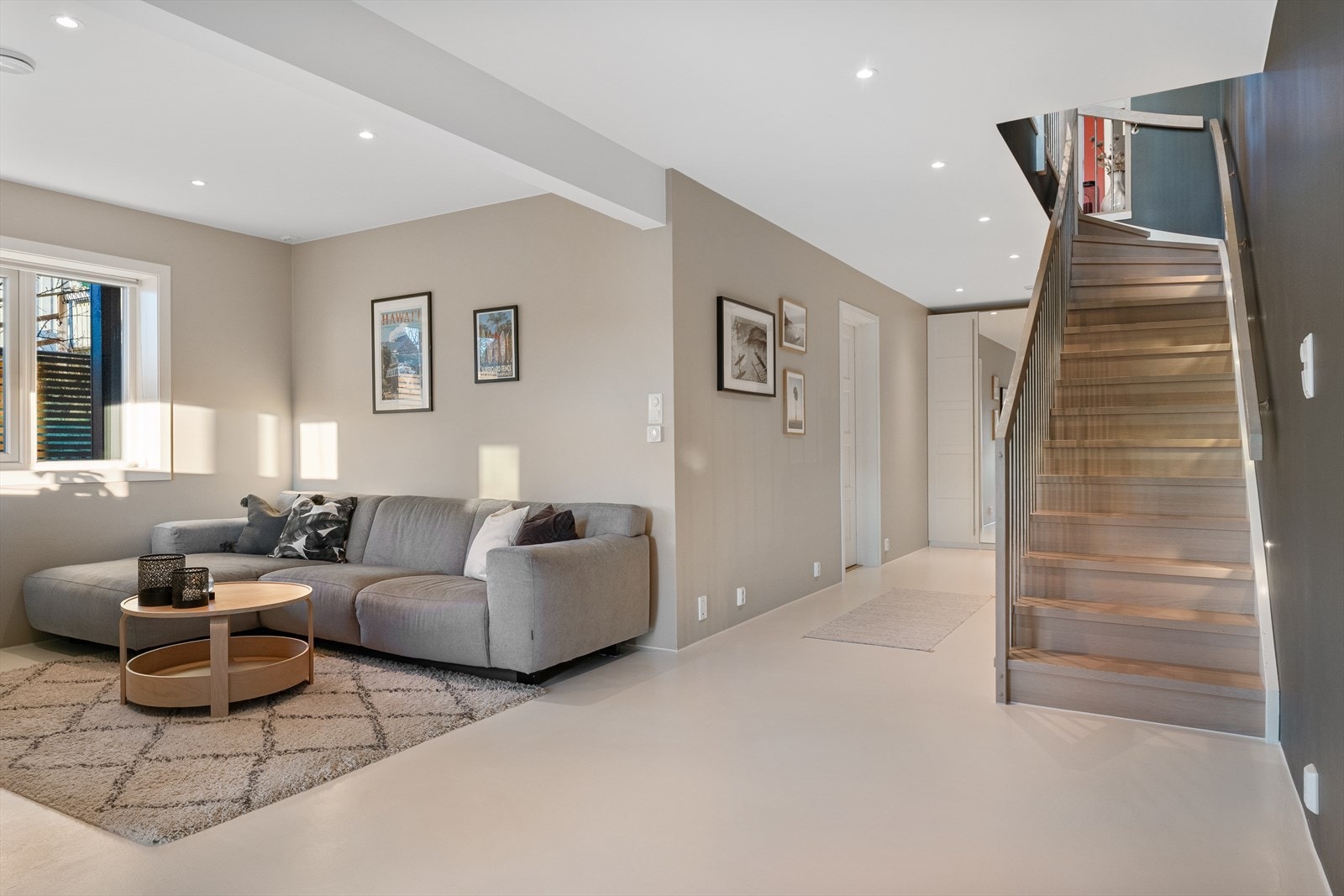 I boligensunderetasje finner du tre av boligens soverom, stue nummer to, vaskerom og husets andre bad. Galleribilde