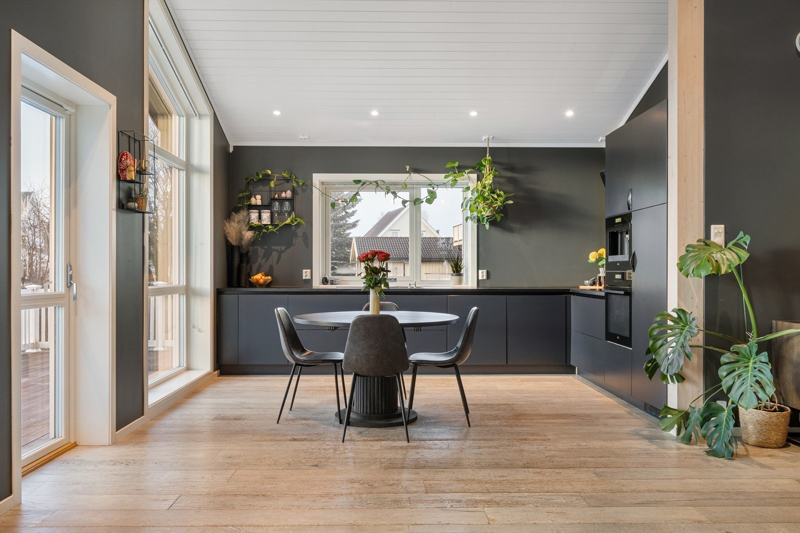 Boligens kjøkken er levert av HTH i en matt blåtone med slette fronter. Galleribilde