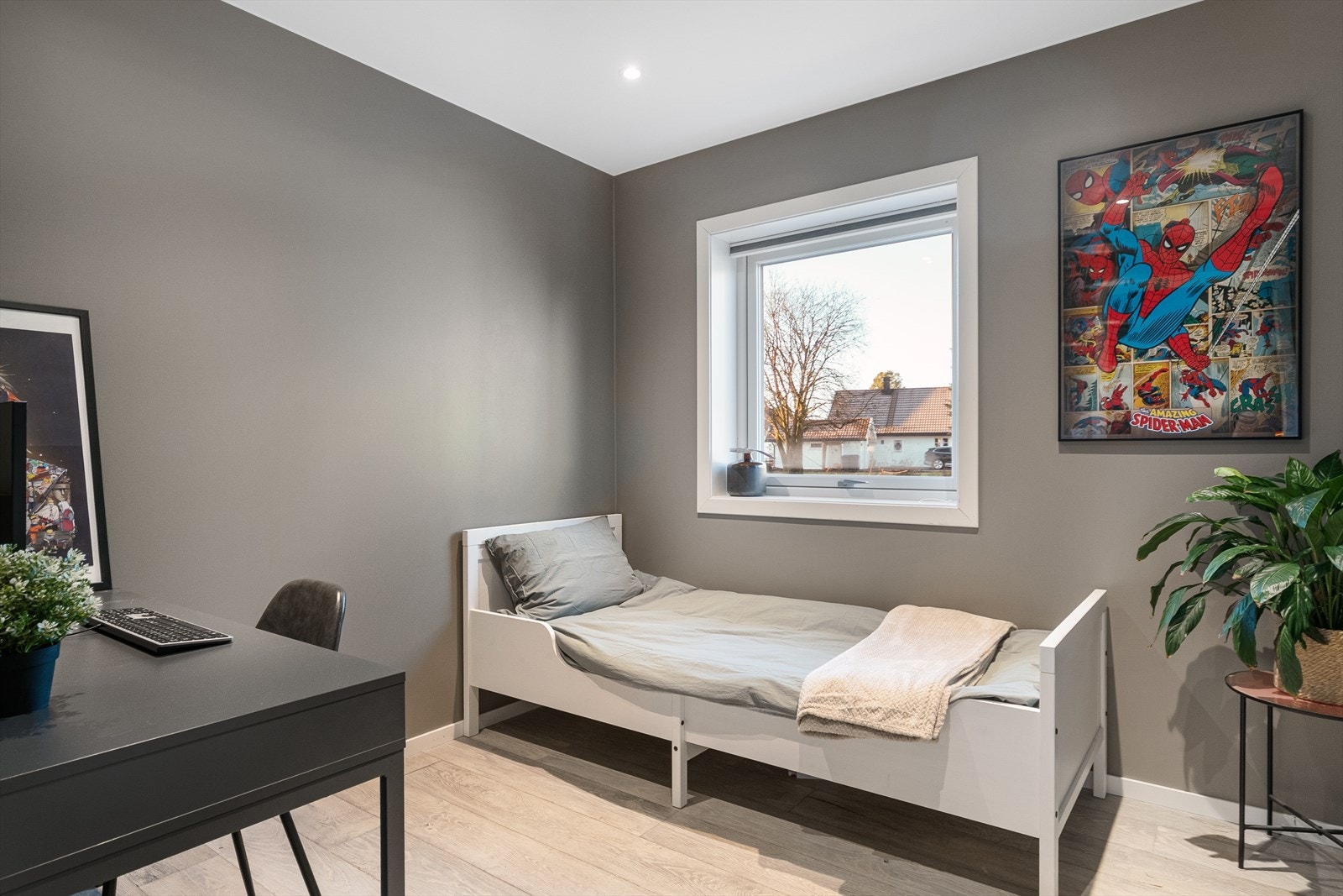 I hovedetasjen er det et soverom med plass for seng og skrivebord. Galleribilde