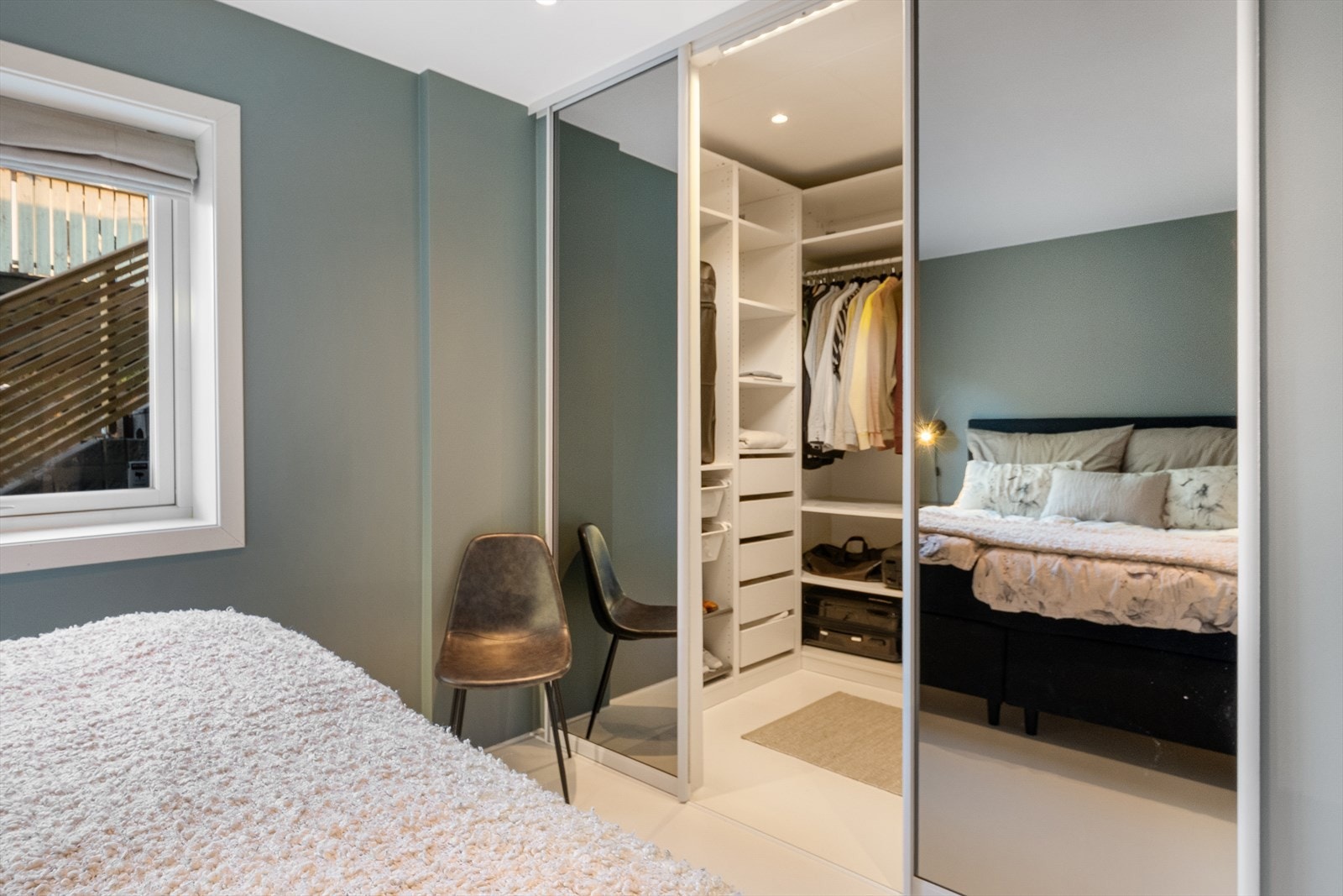 Rommet har også egen omkledningsdel med medfølgende garderobe. Galleribilde