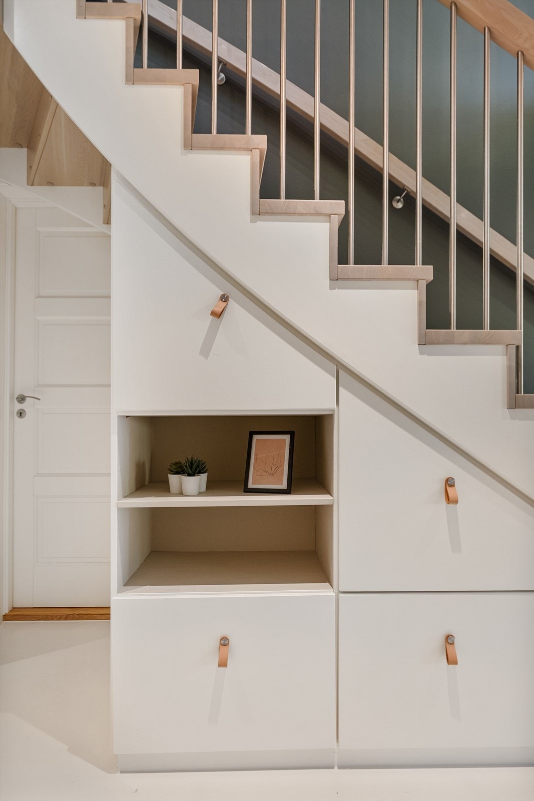 Skapet under trappen er plassbygget med plass til oppbevaring. Galleribilde